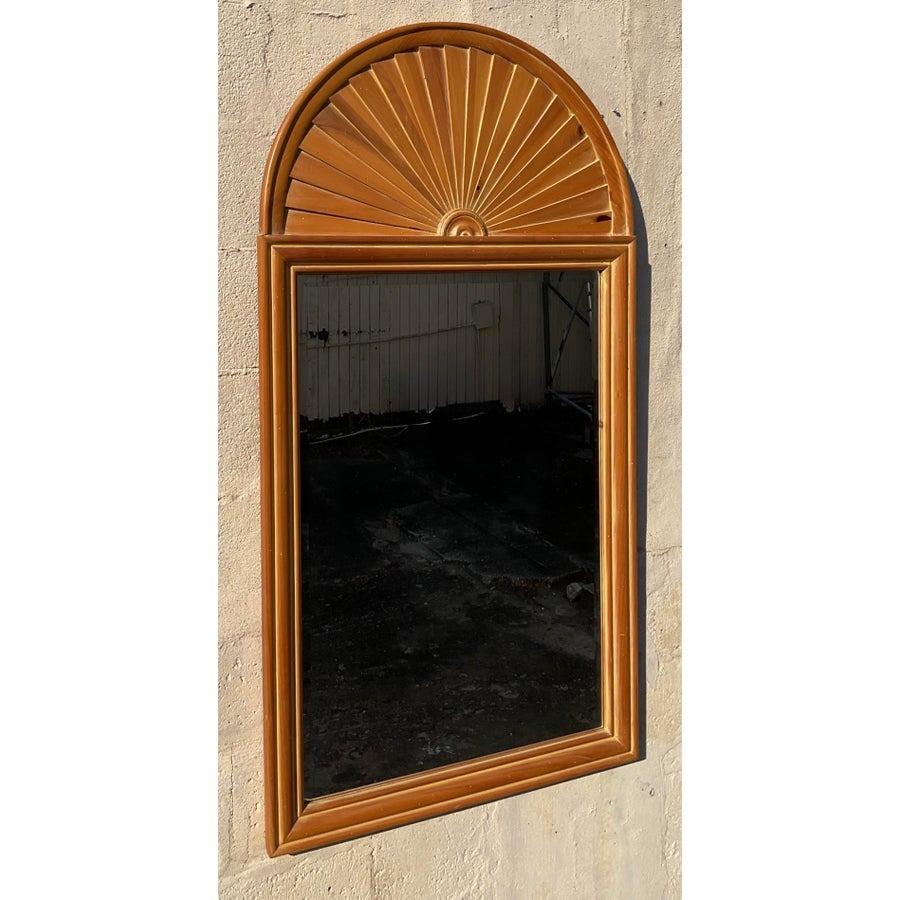 Realza tu espacio con este impresionante espejo costero vintage con un exclusivo marco de pino plisado y un elegante diseño arqueado. Los cálidos tonos naturales de la madera de pino y la minuciosa artesanía desprenden un encanto atemporal, que la