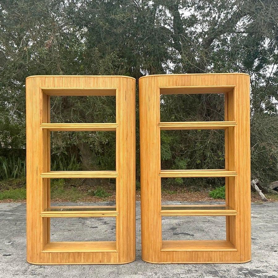 Infondi nel tuo spazio il fascino della costa con questa étagère vintage in rattan pretzel. Caratterizzato da una caratteristica struttura in rattan a forma di pretzel e da diversi ripiani aperti, questo pezzo unisce il design artistico alla pratica