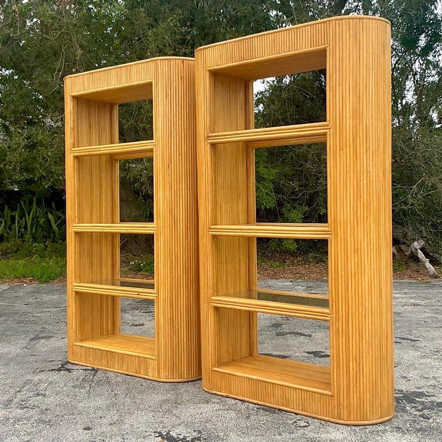 Rattan Etagere in rattan Pretzel costiero d'epoca - una coppia in vendita