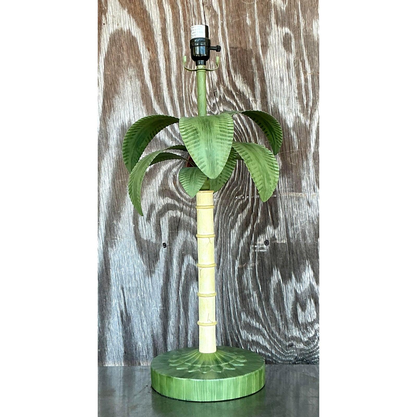 Donnez à votre intérieur une touche de glamour tropical avec cette délicieuse lampe à poser vintage en forme de palmier. Capturant l'essence du style Palm Beach chic et Hollywood Regency, cette lampe présente une tige métallique stylisée ressemblant