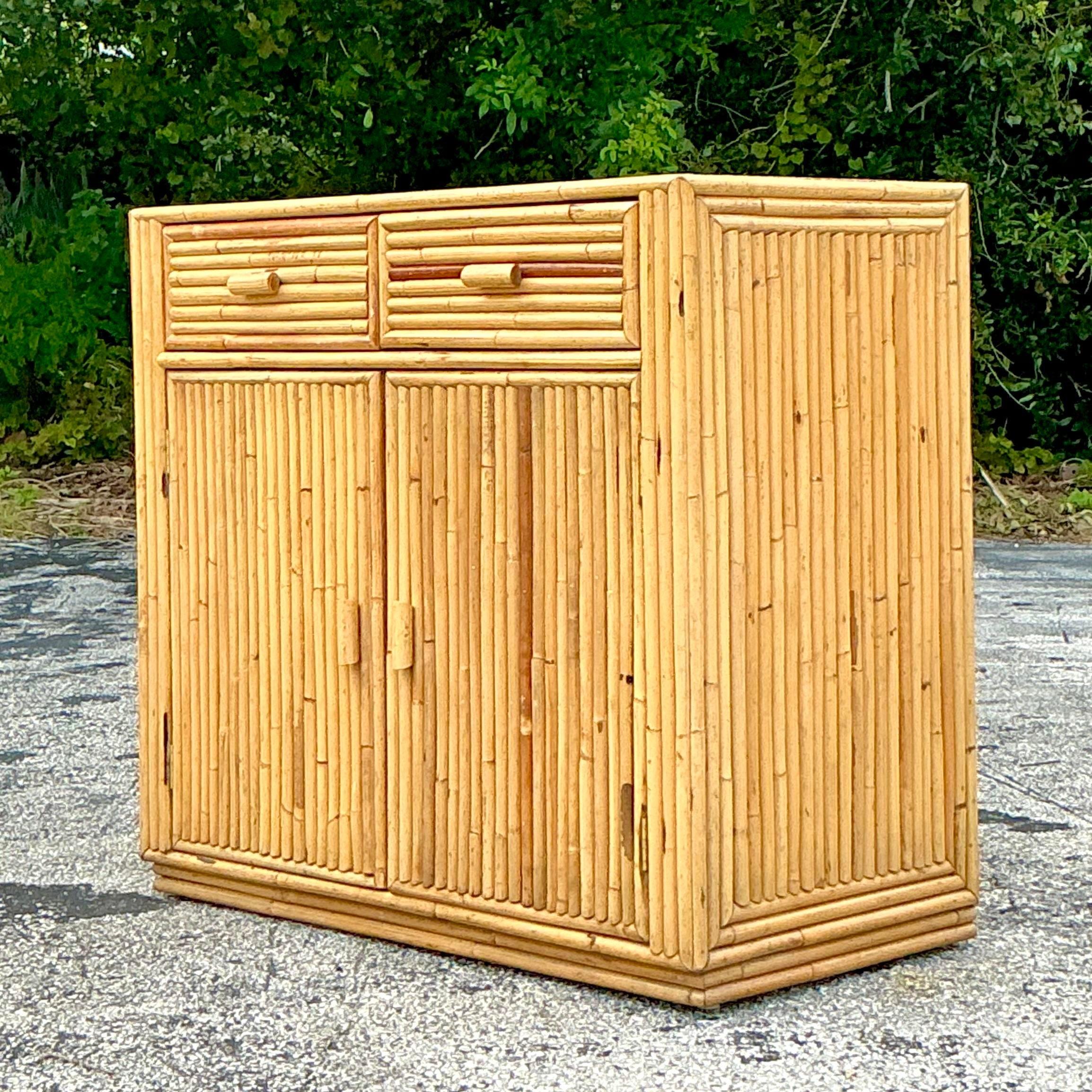 Rattan-Kabinett im Küstenstil im Zustand „Gut“ im Angebot in west palm beach, FL