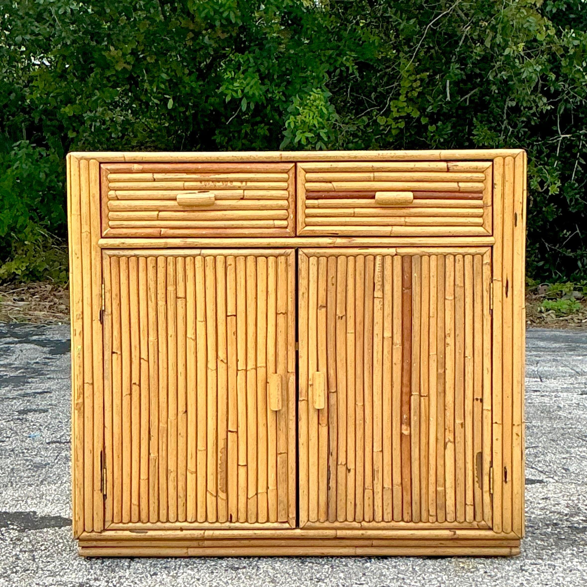 Rattan-Kabinett im Küstenstil (20. Jahrhundert) im Angebot