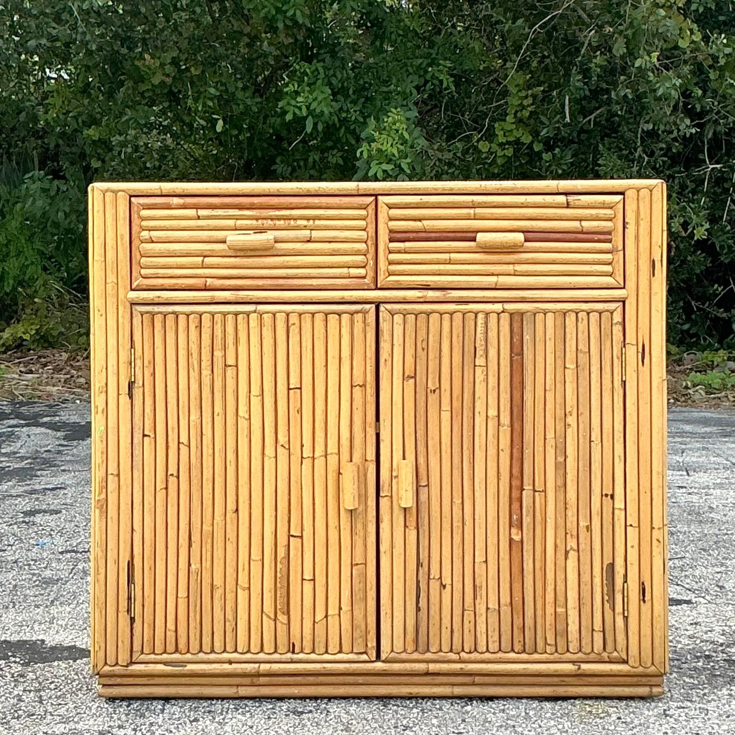 Rattan-Kabinett im Küstenstil im Angebot 1
