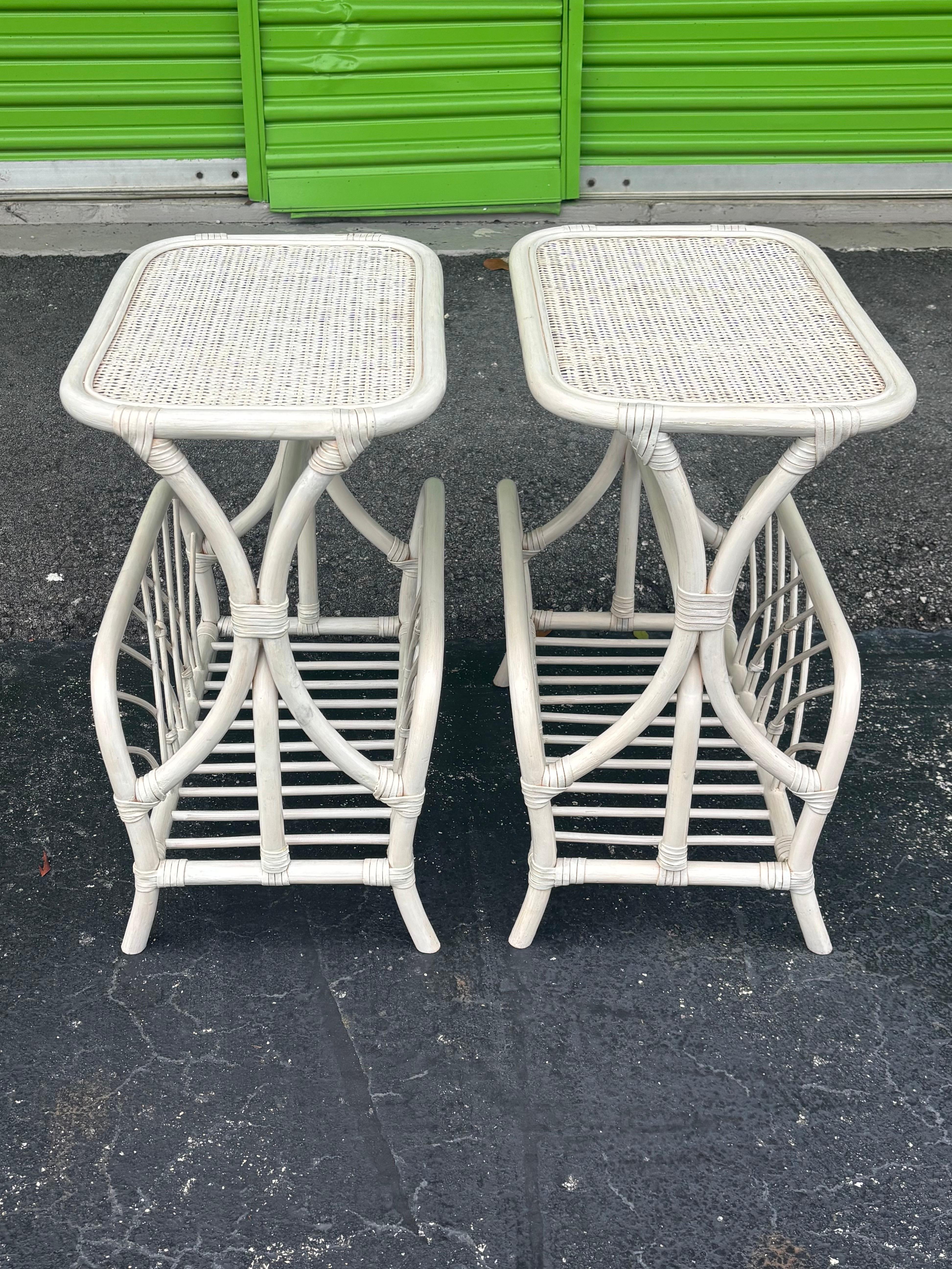 Philippin Paire de tables d'appoint vintage en rotin et canne avec étagères à magazines en blanc en vente