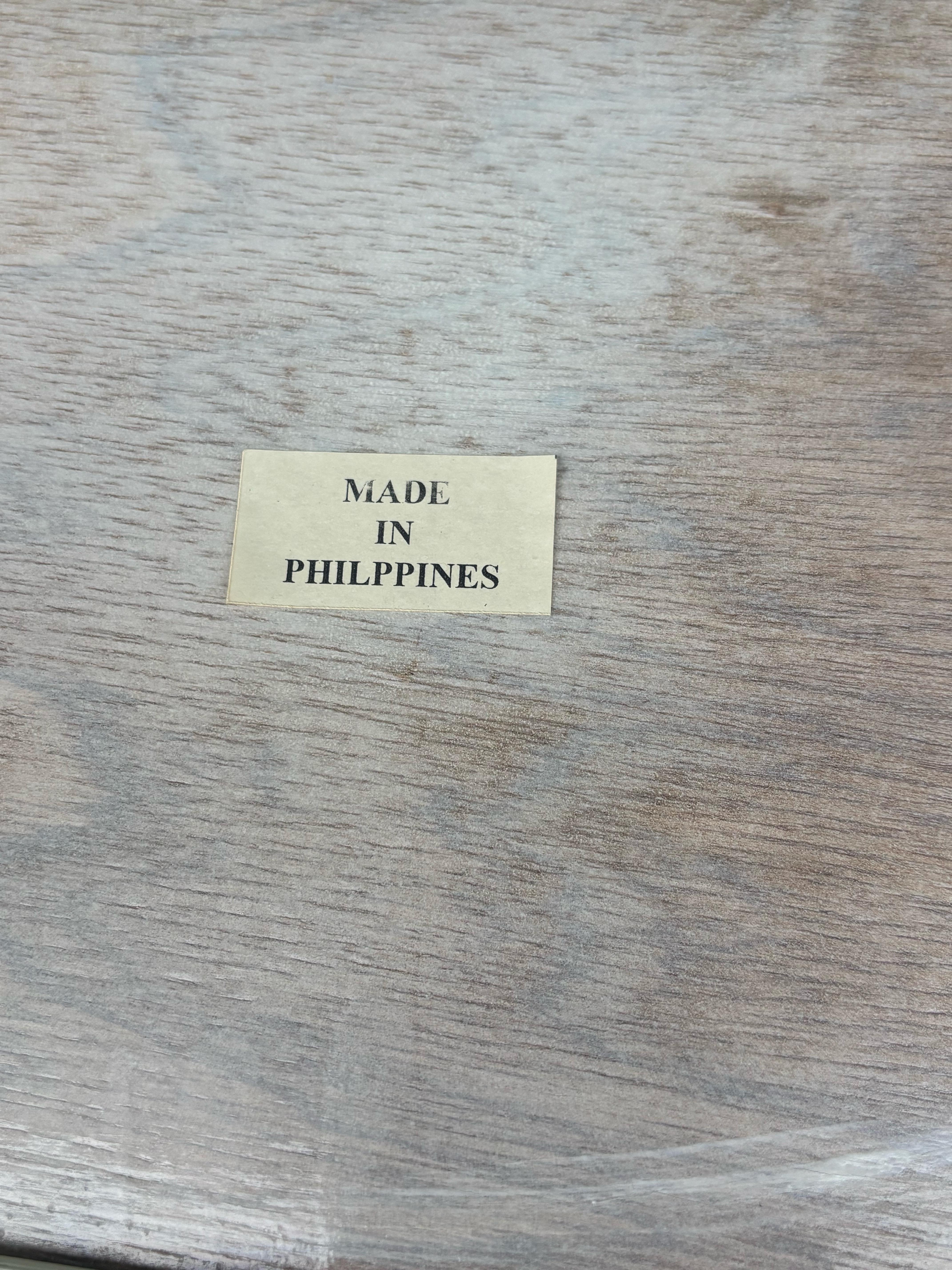 Paire de tables d'appoint vintage en rotin et canne avec étagères à magazines en blanc Bon état - En vente à Delray Beach, FL