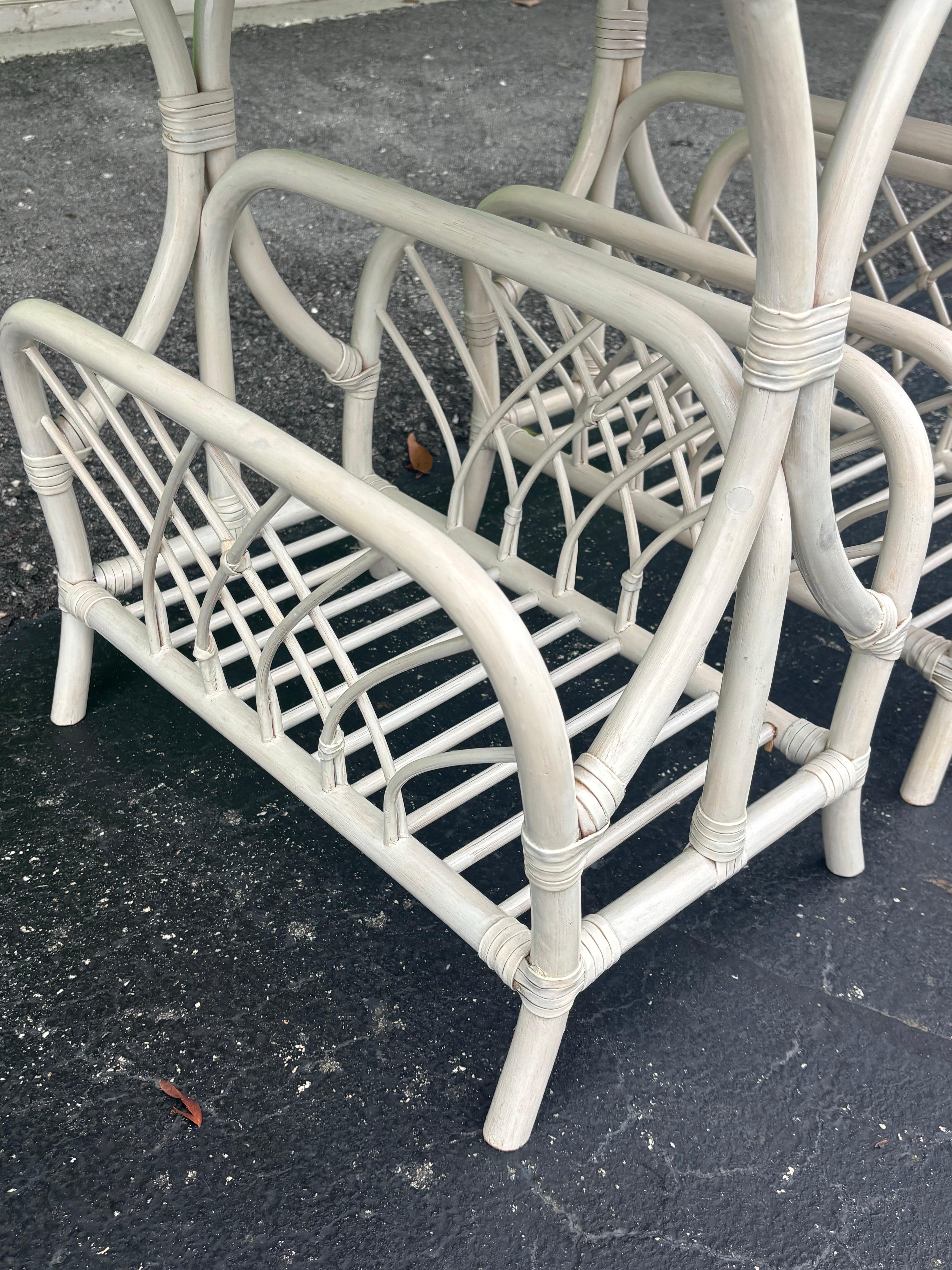 20ième siècle Paire de tables d'appoint vintage en rotin et canne avec étagères à magazines en blanc en vente