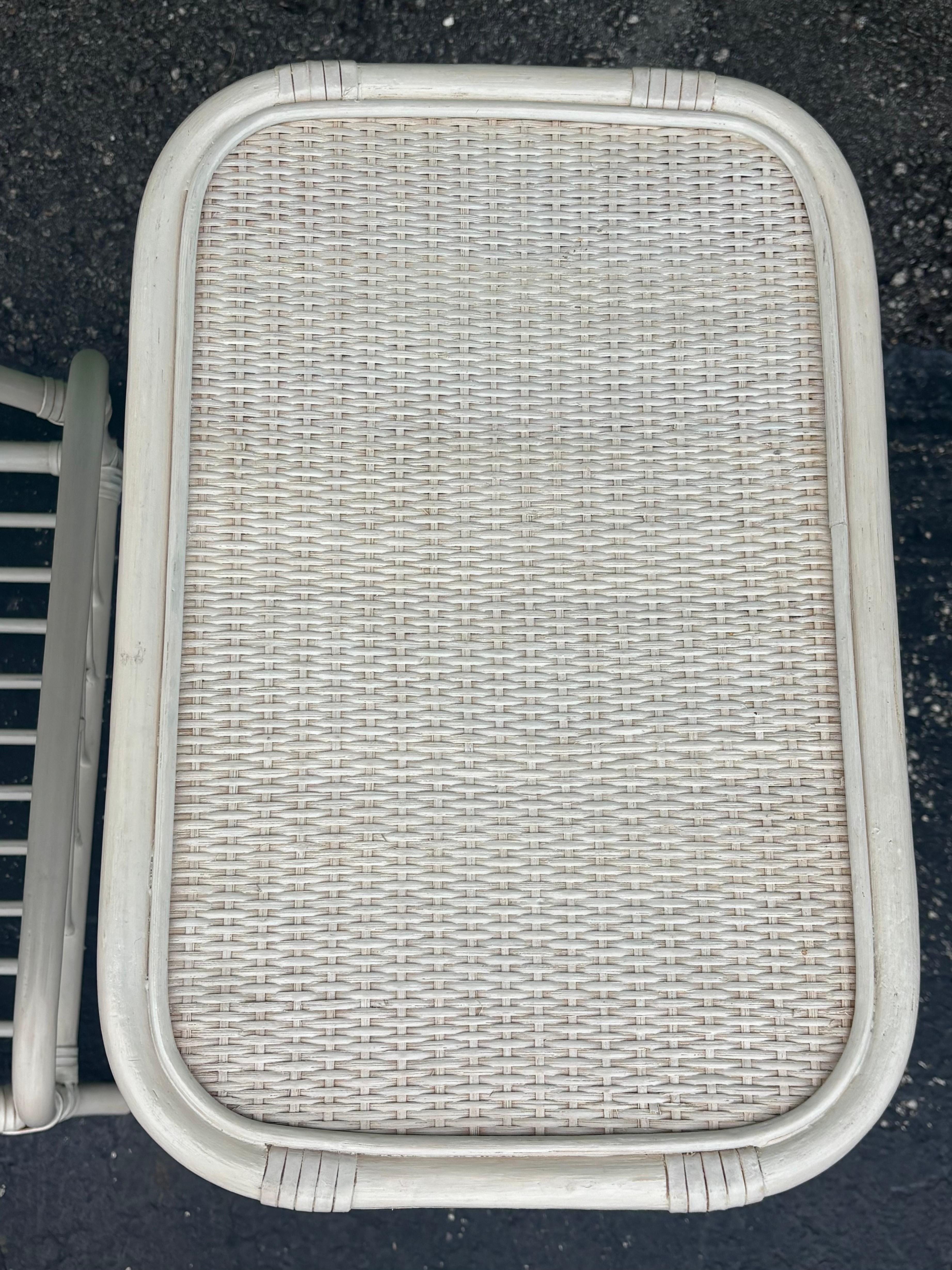 Canne Paire de tables d'appoint vintage en rotin et canne avec étagères à magazines en blanc en vente