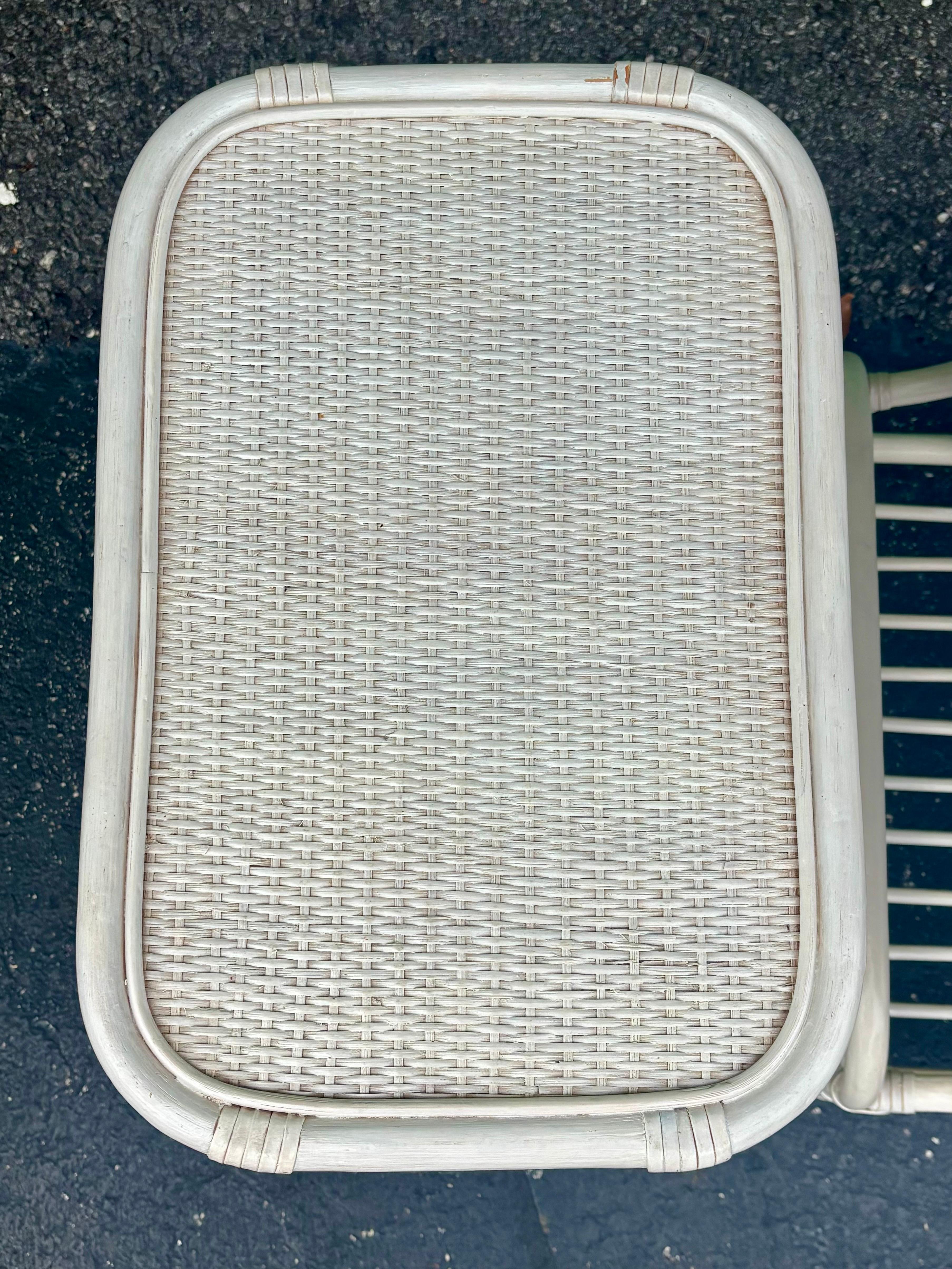 Paire de tables d'appoint vintage en rotin et canne avec étagères à magazines en blanc en vente 1