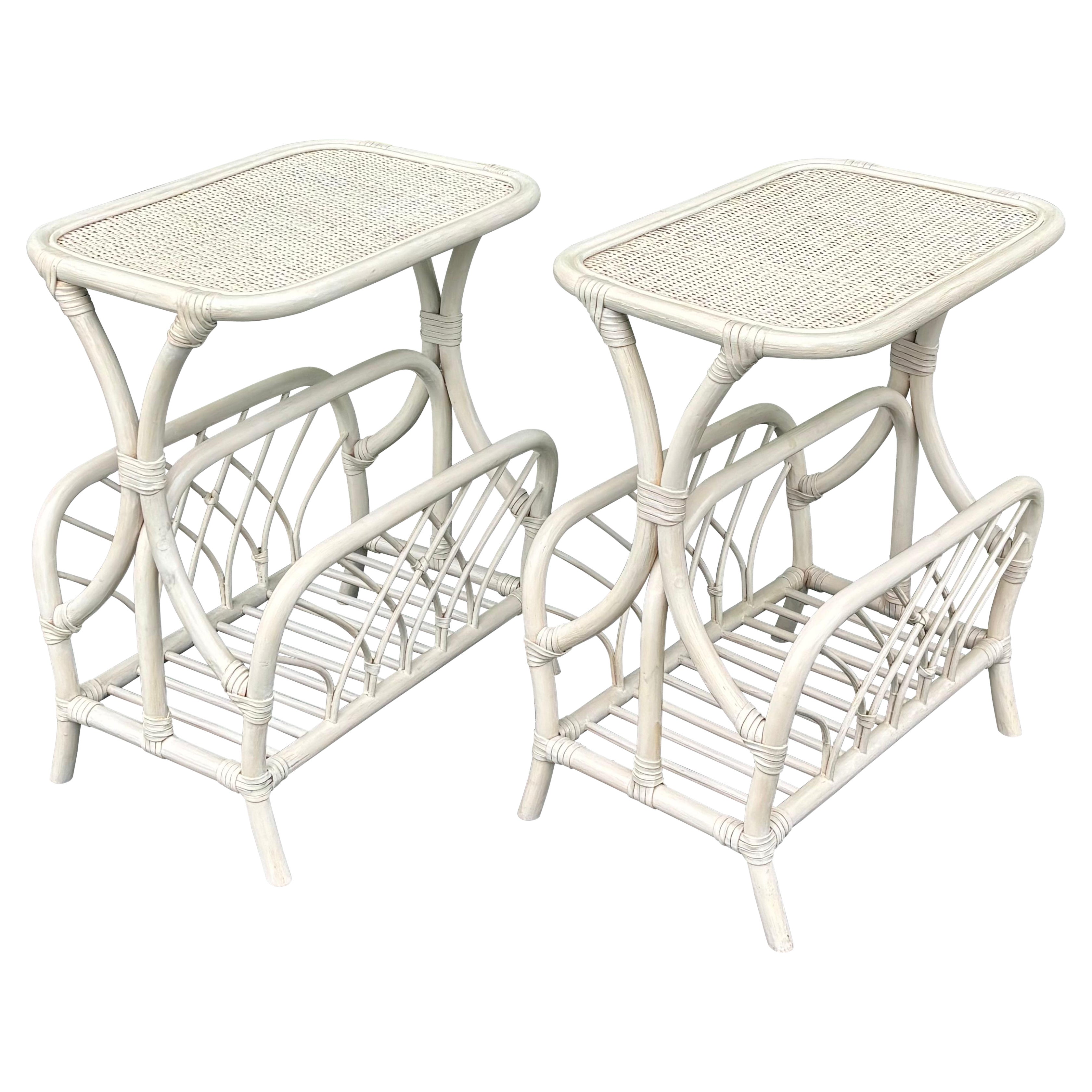 Paire de tables d'appoint vintage en rotin et canne avec étagères à magazines en blanc en vente