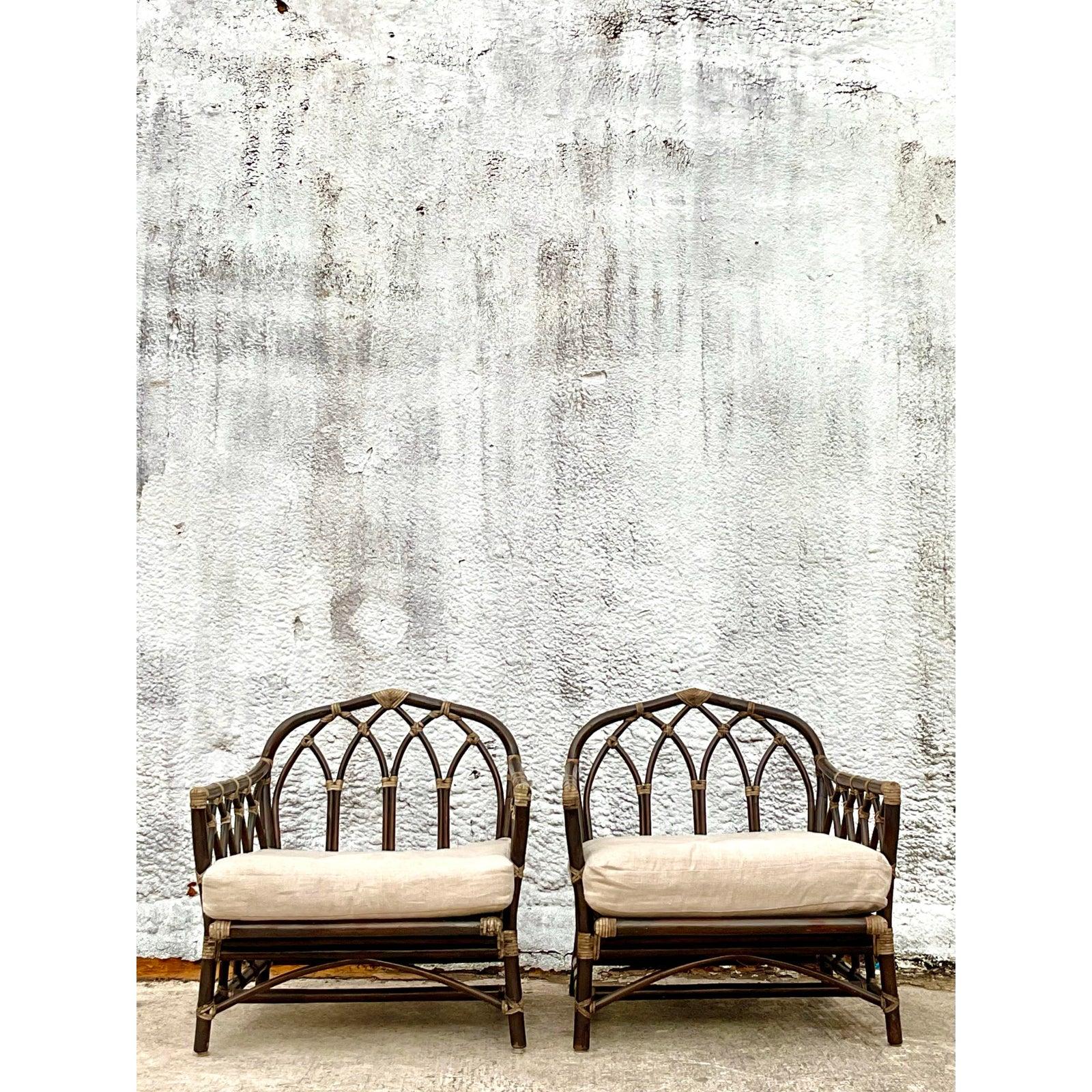 Vintage Coastal-Rattan-Kathedrales-Loungesessel nach McGuire, 2er-Set (Organische Moderne) im Angebot