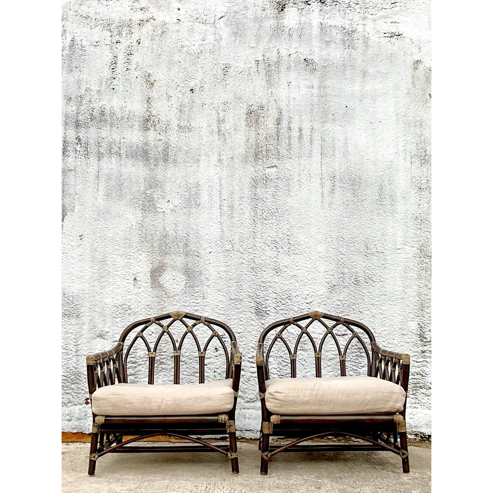 Vintage Coastal-Rattan-Kathedrales-Loungesessel nach McGuire, 2er-Set (20. Jahrhundert) im Angebot