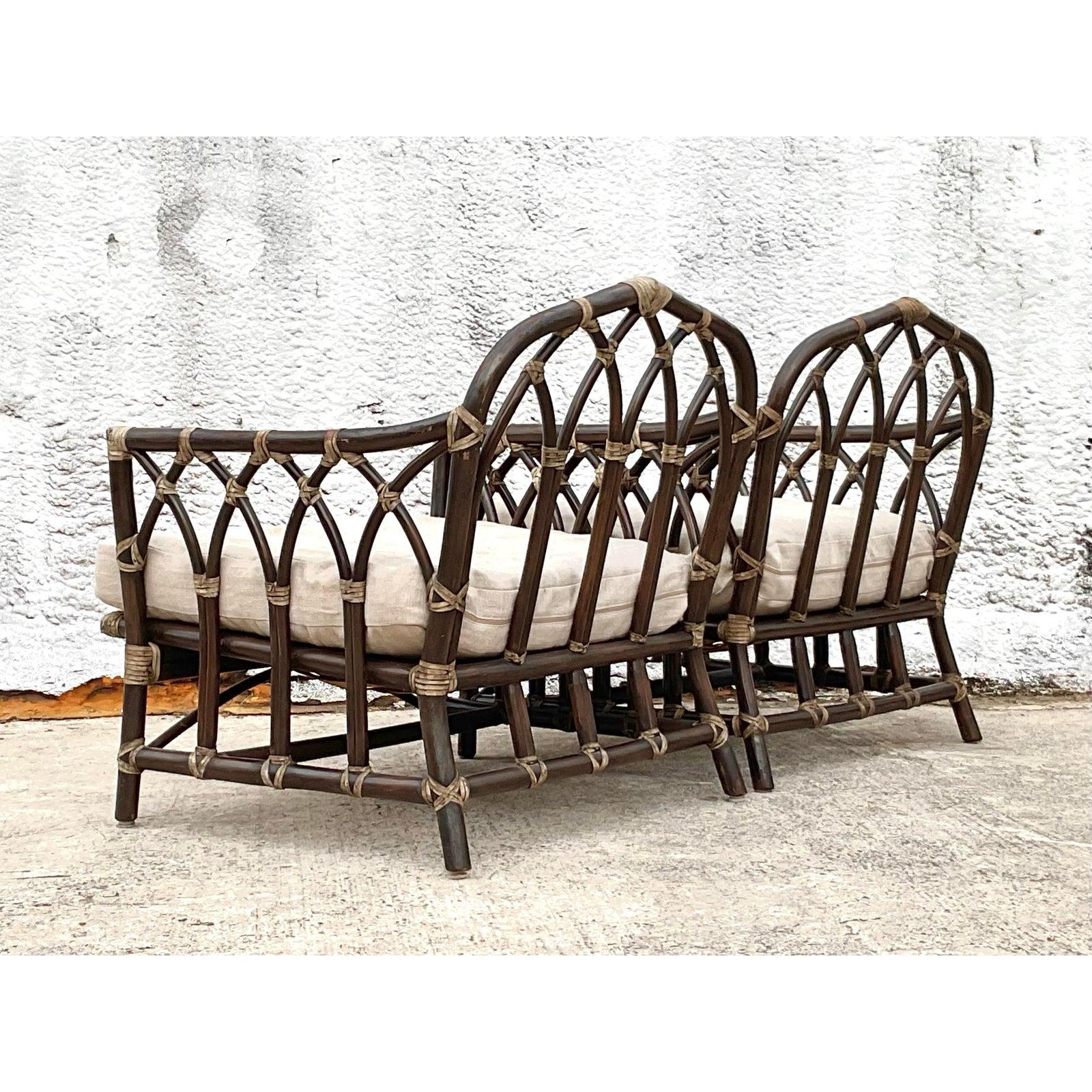 Vintage Coastal-Rattan-Kathedrales-Loungesessel nach McGuire, 2er-Set (Leinen) im Angebot