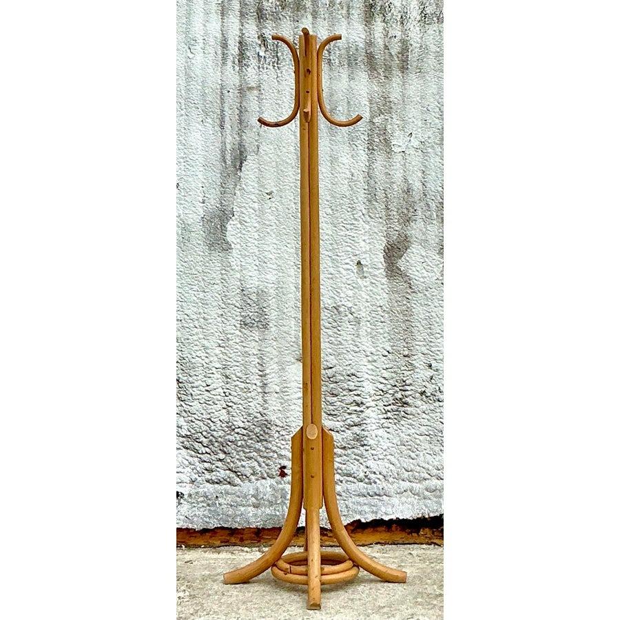 Appendiabiti vintage in rattan costiero dal fascino naturale e rustico. Ha un design robusto e leggero con ganci multipli per appendere cappotti, cappelli o accessori. Perfetto per aggiungere un tocco di stile fresco e ispirato alla spiaggia al tuo