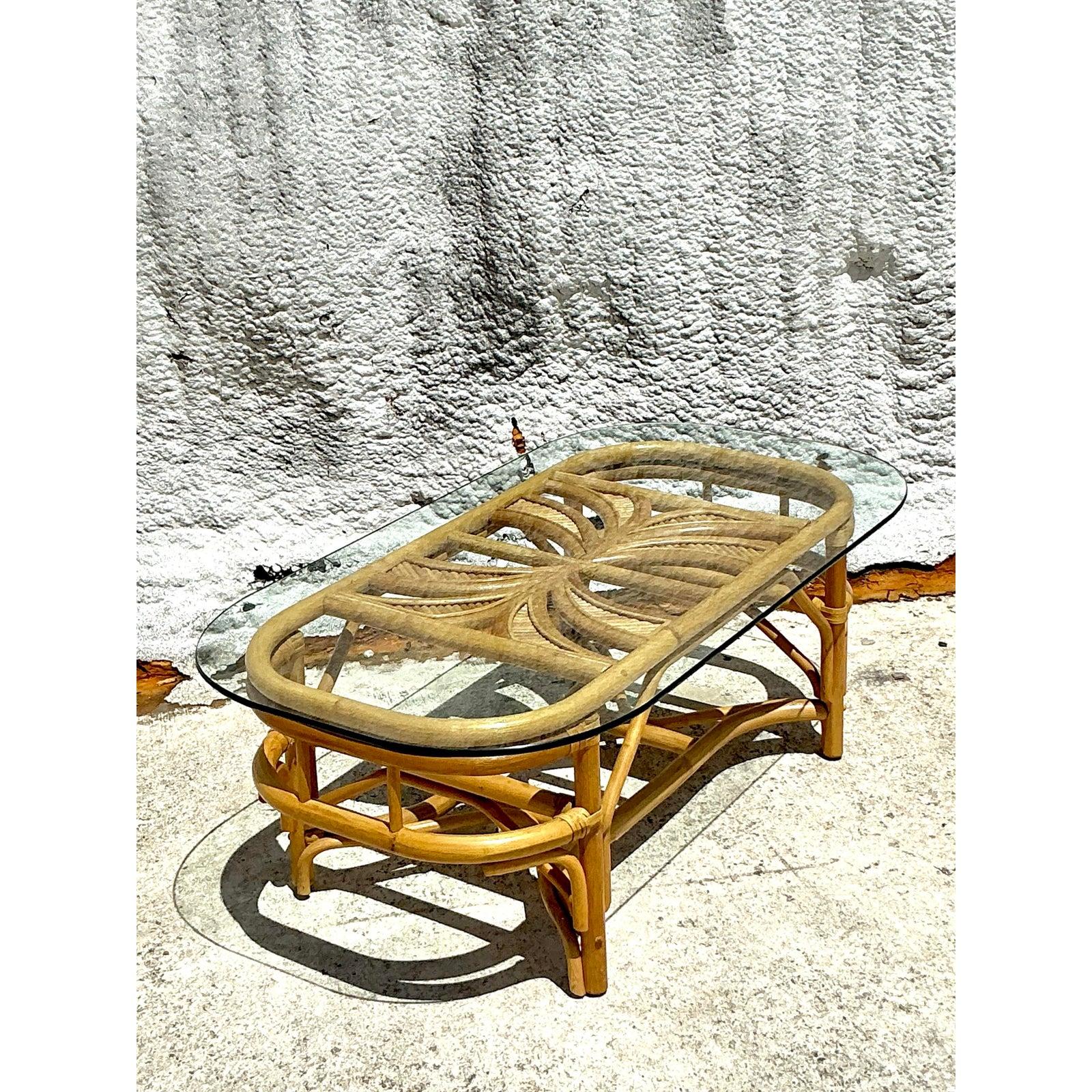 Mesa baja de ratán costera vintage Moderno de mediados de siglo en venta