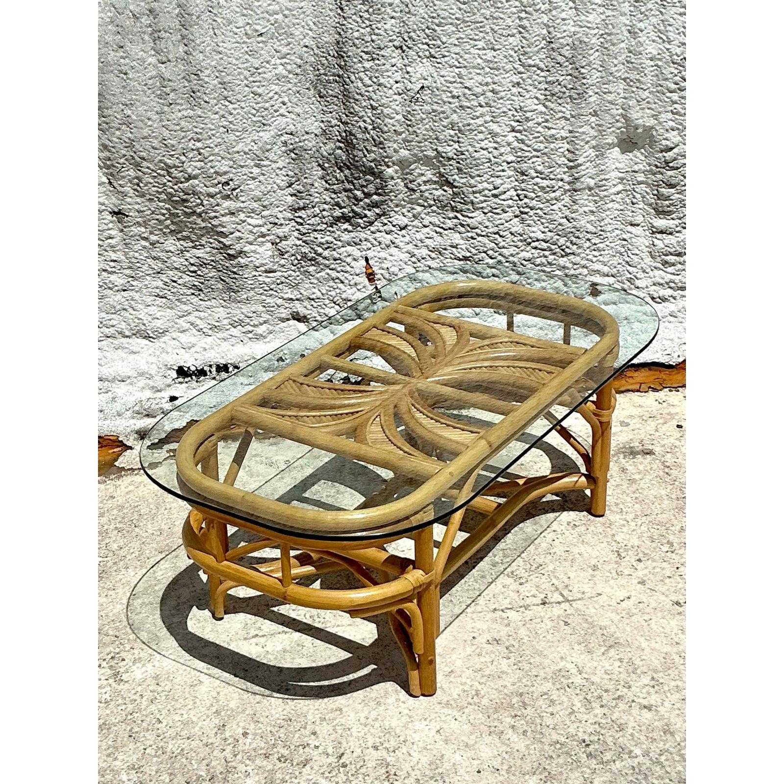 Mesa baja de ratán costera vintage Estadounidense en venta