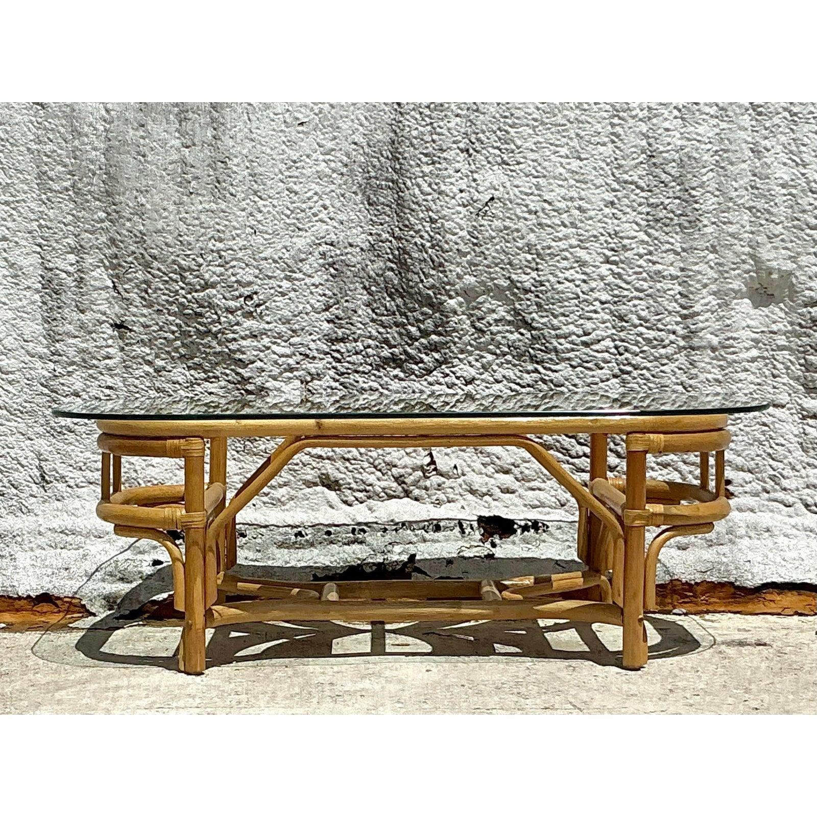 Mesa baja de ratán costera vintage siglo XX en venta