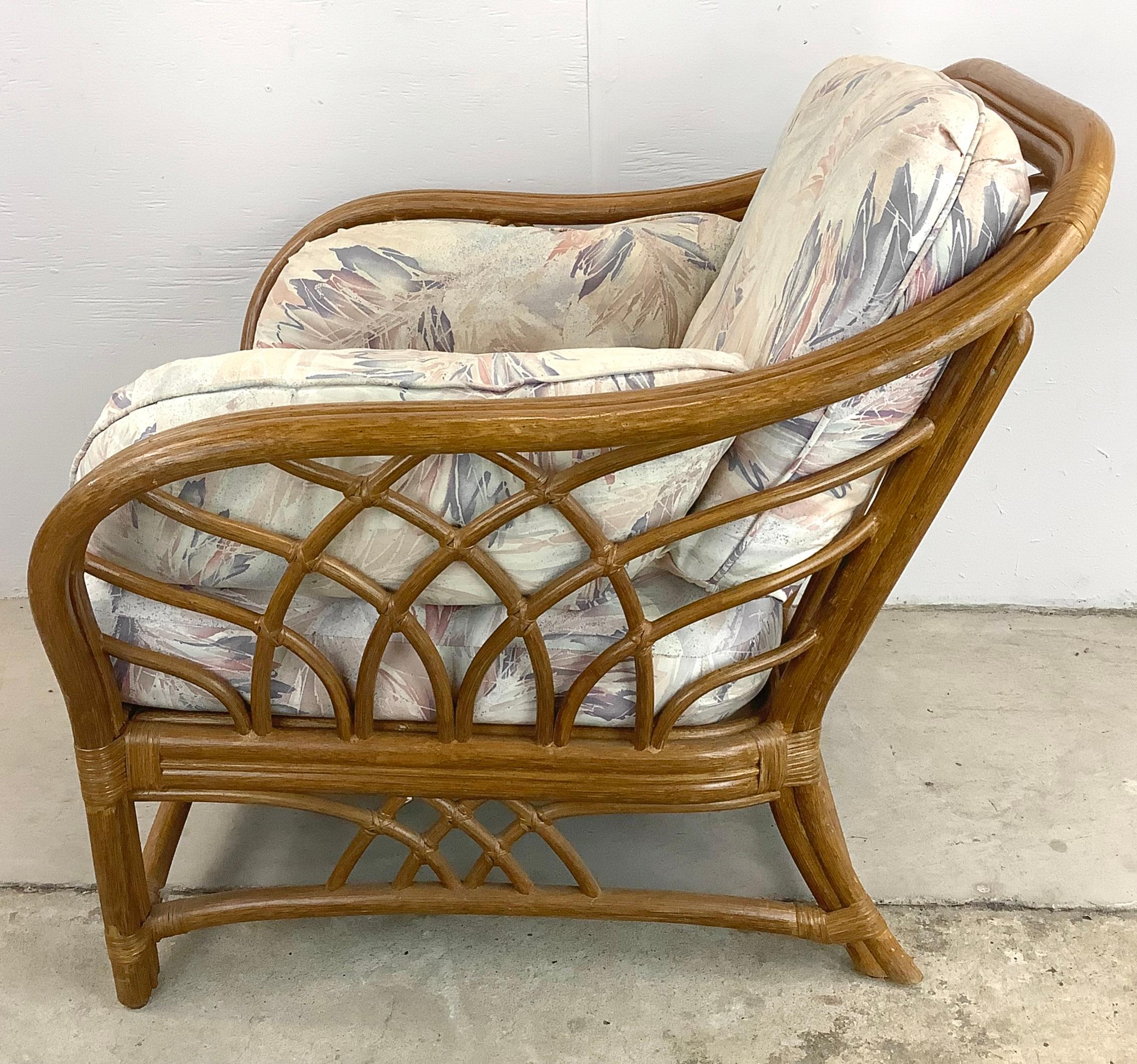 Introducing this 1980s Lane Venture Lounge Chair that perfectly combines vintage charm, comfort, and quality craftsmanship. This remarkable piece is a true testament to classic design and enduring comfort. Imagine this lounge chair gracing your