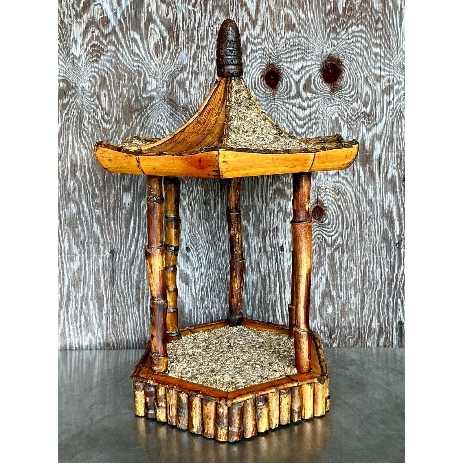 Vintage Coastal Rattan Pagode Pedestal (Philippinisch) im Angebot