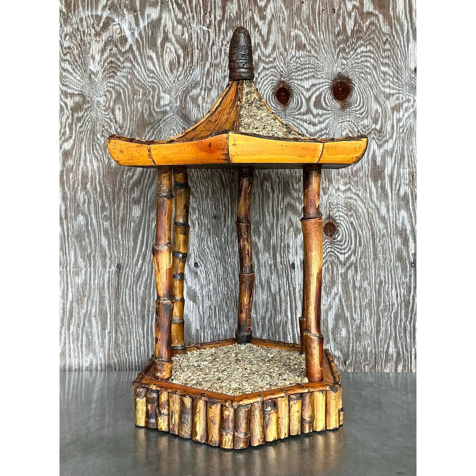 Vintage Coastal Rattan Pagode Pedestal (20. Jahrhundert) im Angebot