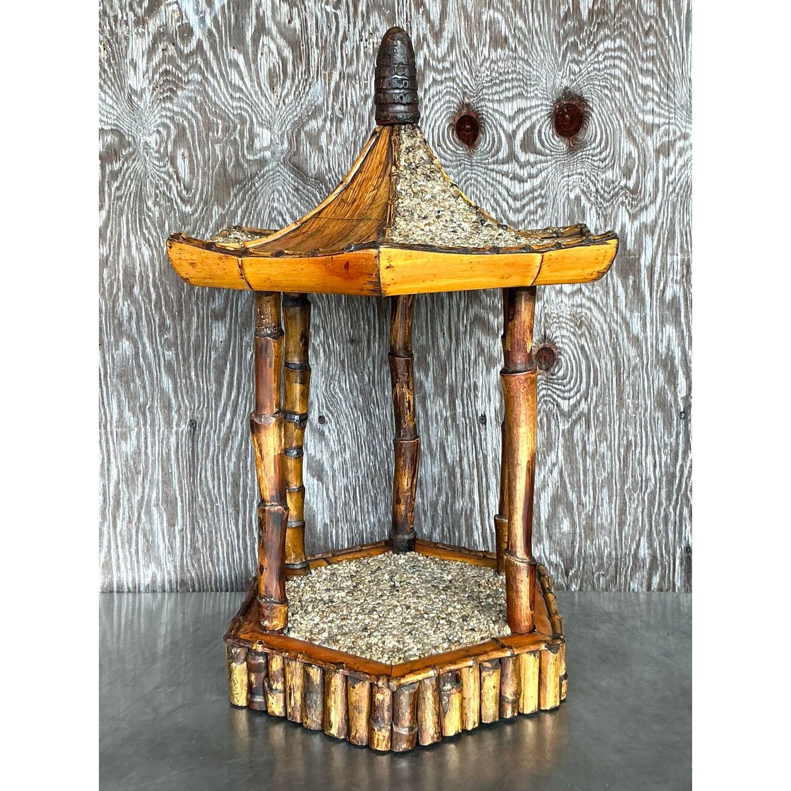 Vintage Coastal Rattan Pagode Pedestal (Stein) im Angebot