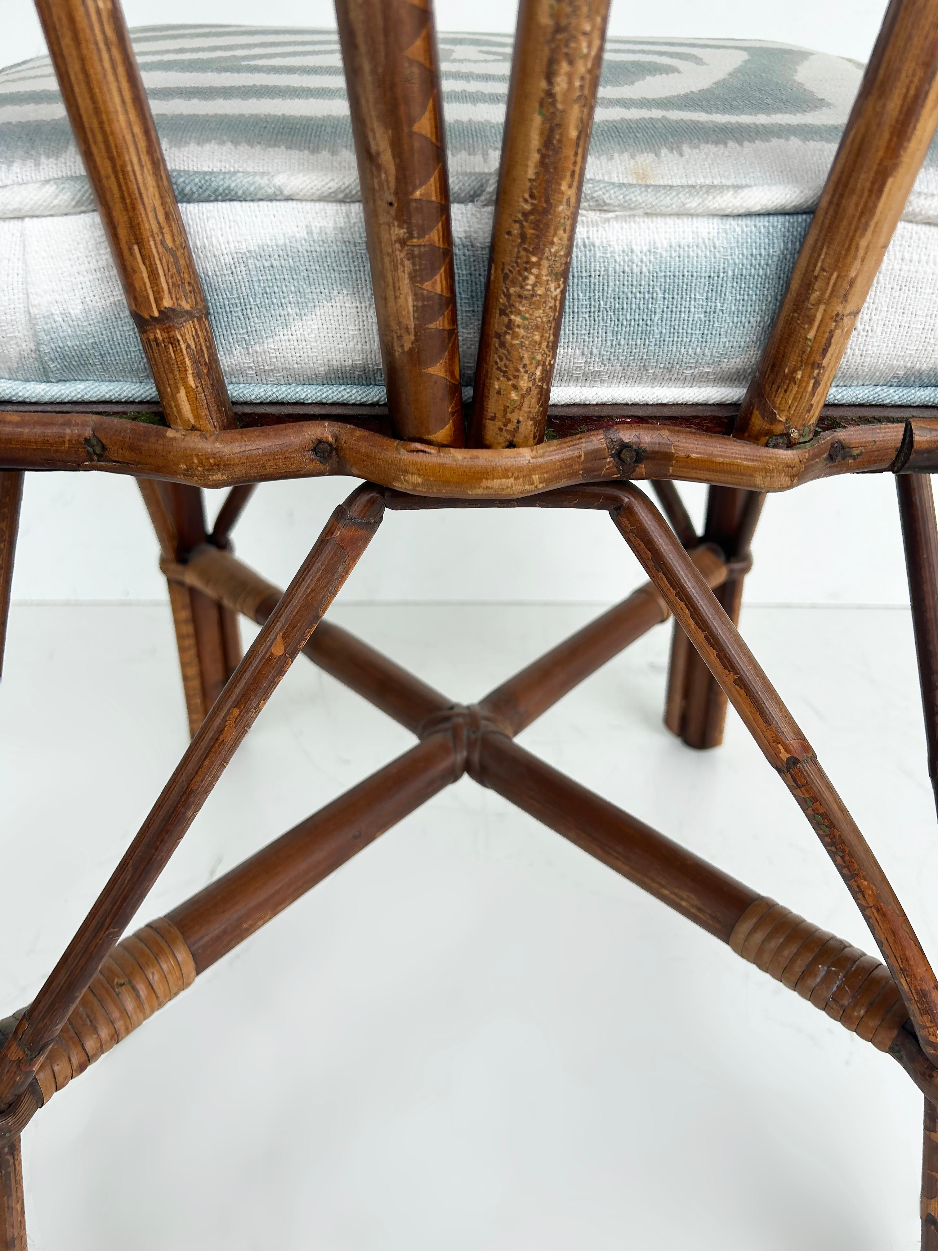 Sedie laterali in rattan costiero vintage con cuscini imbottiti, set da 4 in vendita 6