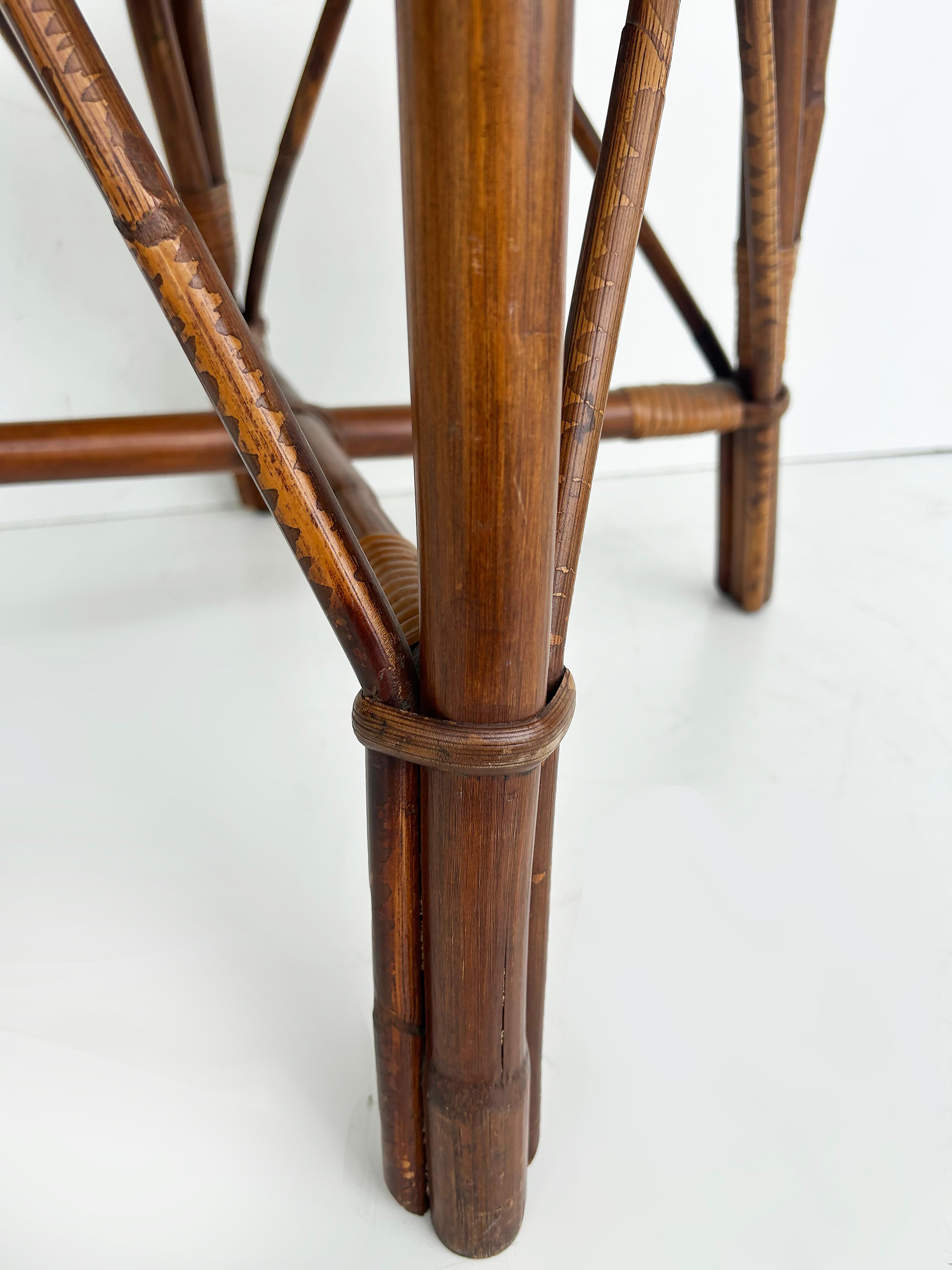 Sedie laterali in rattan costiero vintage con cuscini imbottiti, set da 4 in vendita 7