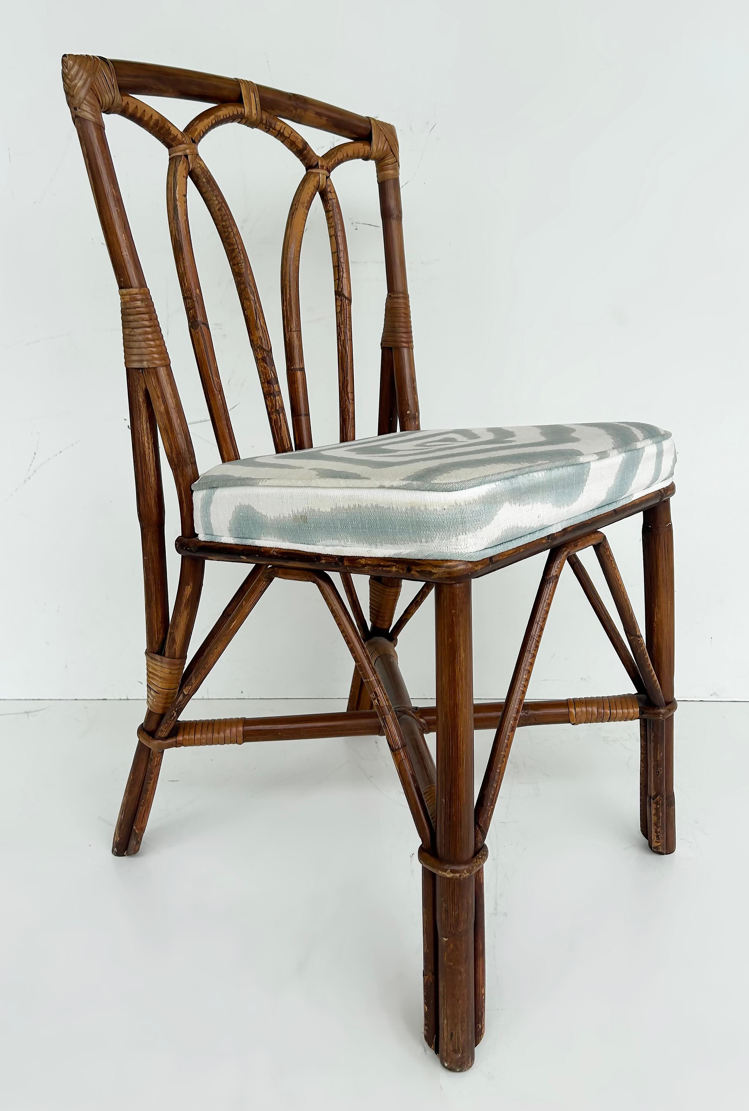 Americano Sedie laterali in rattan costiero vintage con cuscini imbottiti, set da 4 in vendita
