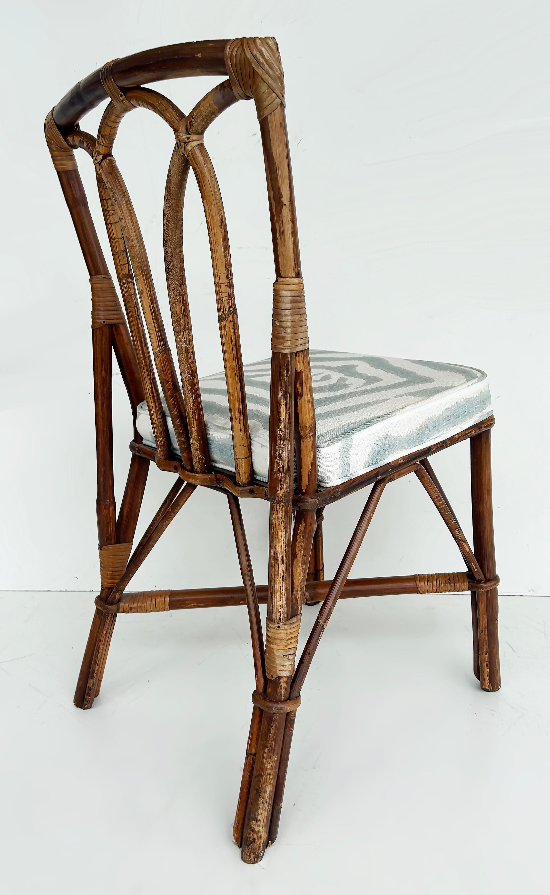 XX secolo Sedie laterali in rattan costiero vintage con cuscini imbottiti, set da 4 in vendita