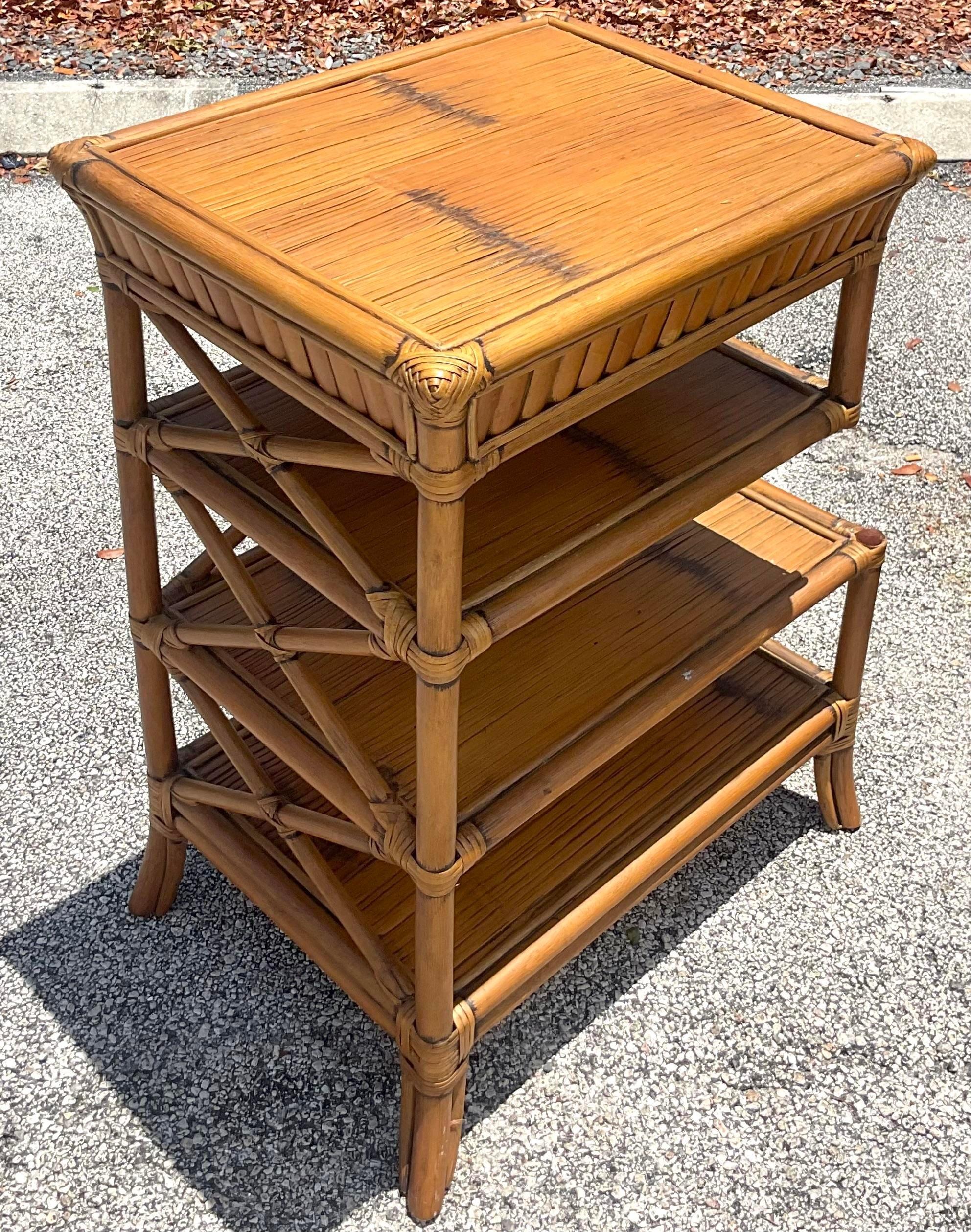 Introduce una elegancia relajada en tu decoración con este par de Mesas auxiliares de ratán Vintage Coastal. Con su artesanía de ratán natural y su diseño desenfadado, estas mesas capturan la esencia del estilo costero americano, perfecto para