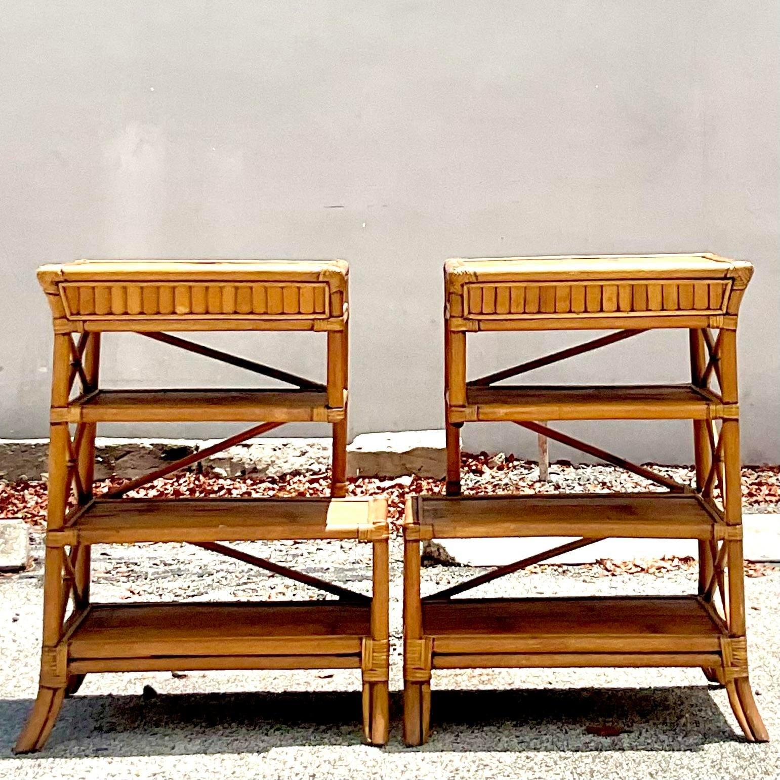 Pareja de mesas auxiliares vintage de ratán de la costa siglo XX en venta