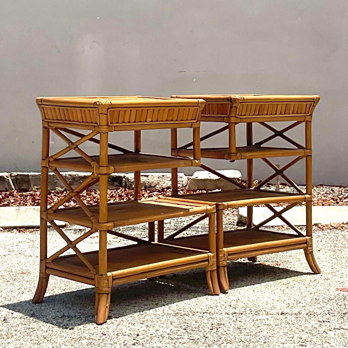 Pareja de mesas auxiliares vintage de ratán de la costa Ratán en venta