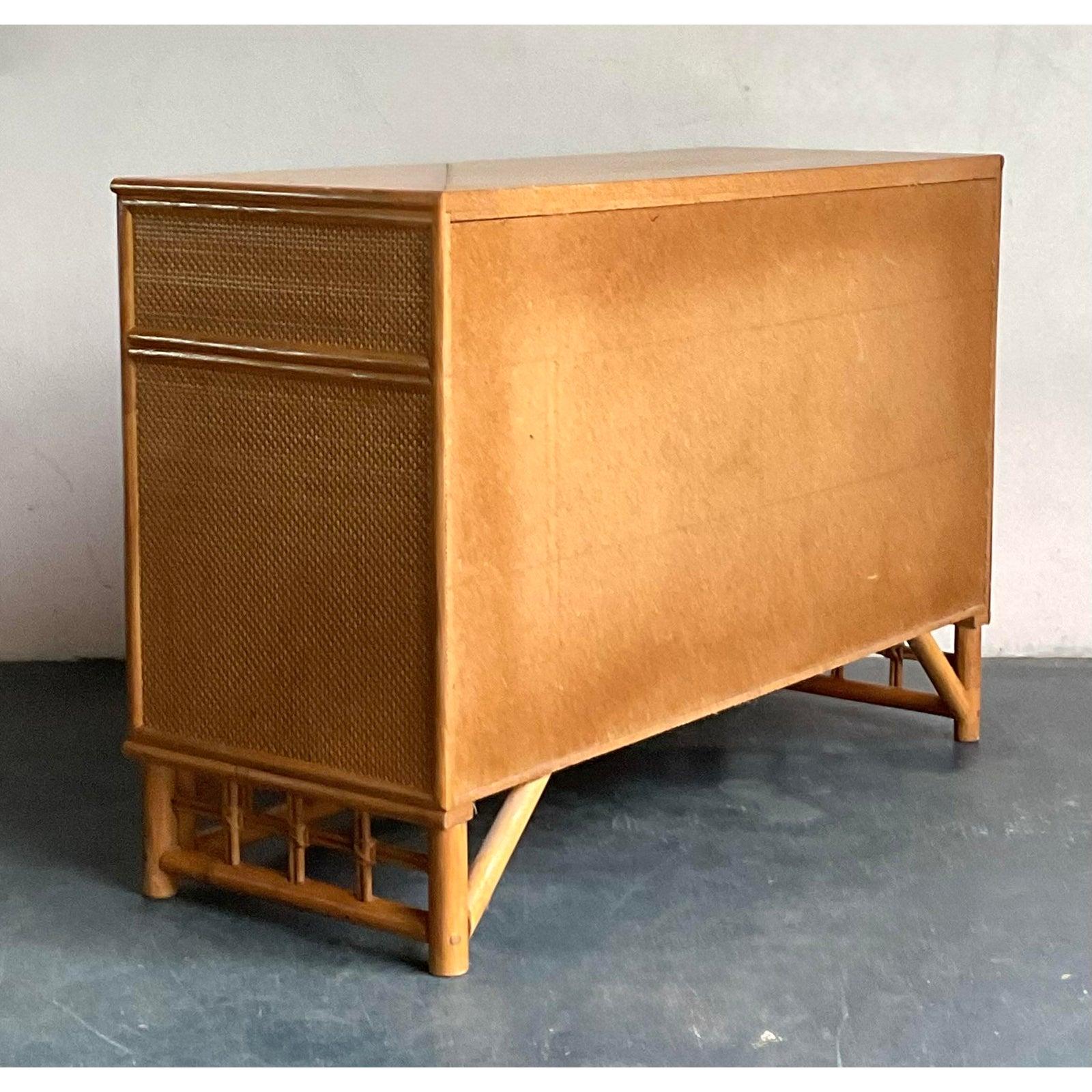 Mid-Century moderno Comò a sei cassetti in rattan costiero vintage in vendita