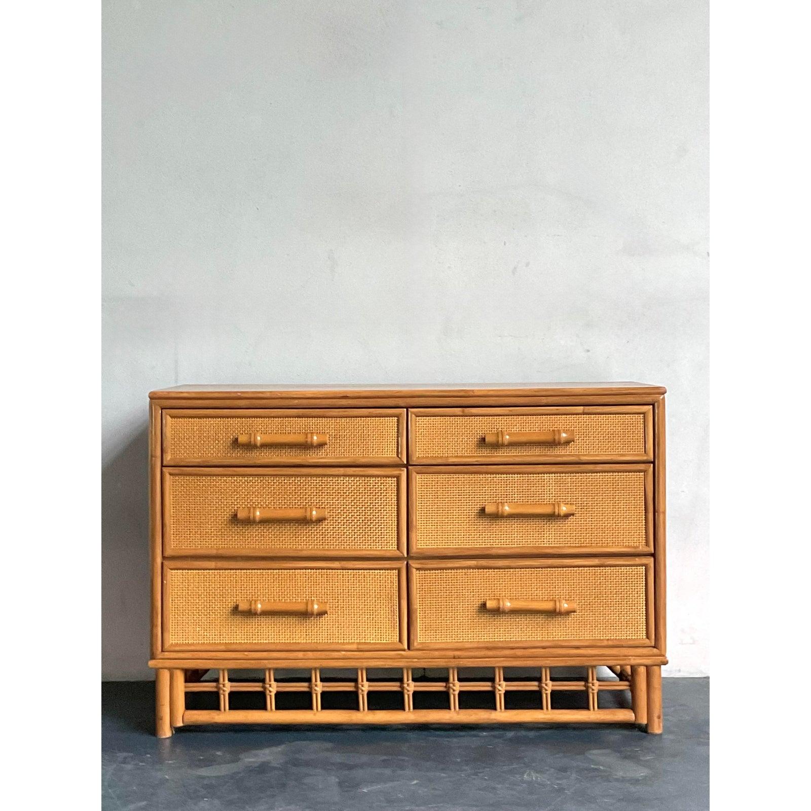 Comò a sei cassetti in rattan costiero vintage In condizioni buone in vendita a West Palm Beach, FL