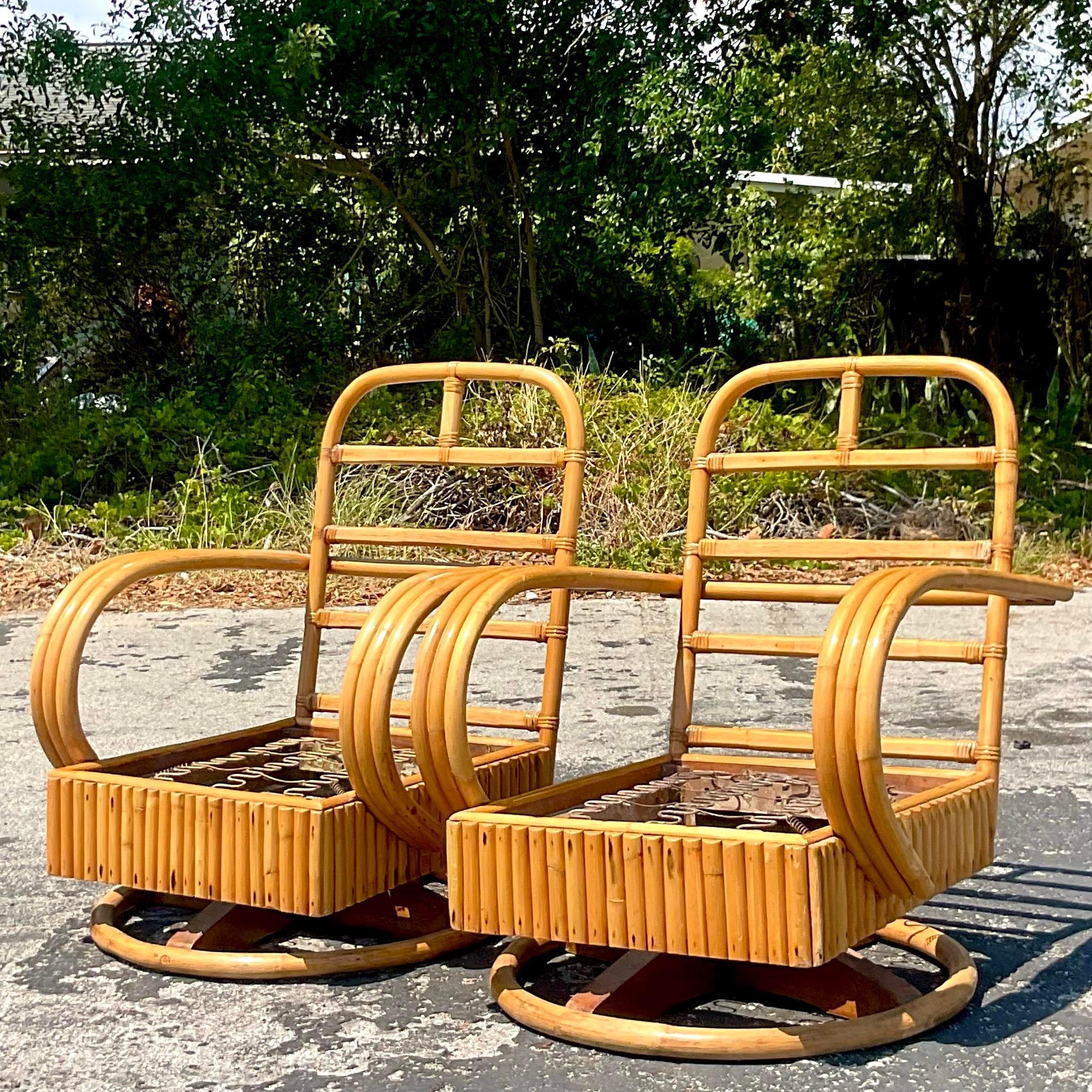 Paire de chaises pivotantes vintage en rotin côtier Bon état à west palm beach, FL