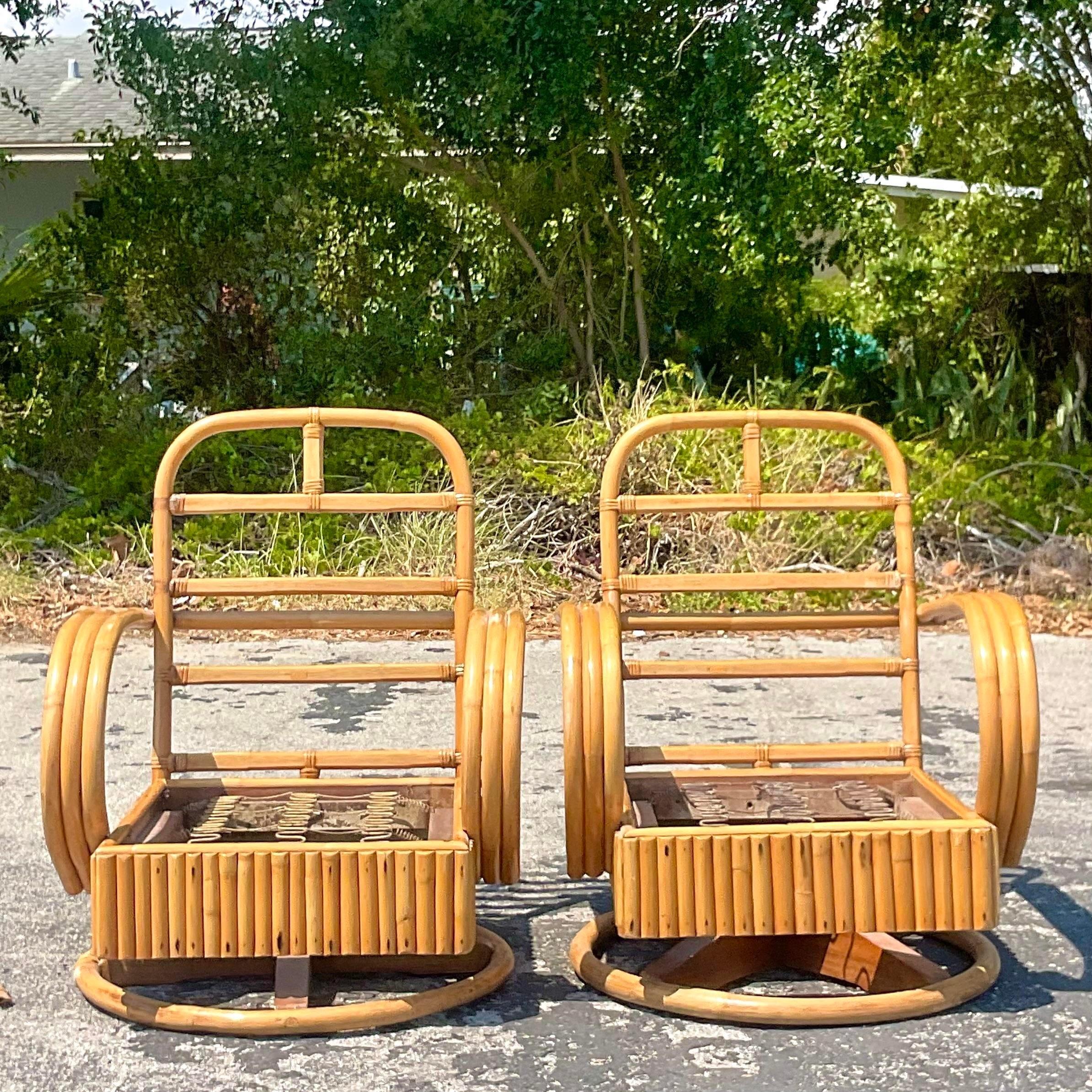 Rotin Paire de chaises pivotantes vintage en rotin côtier