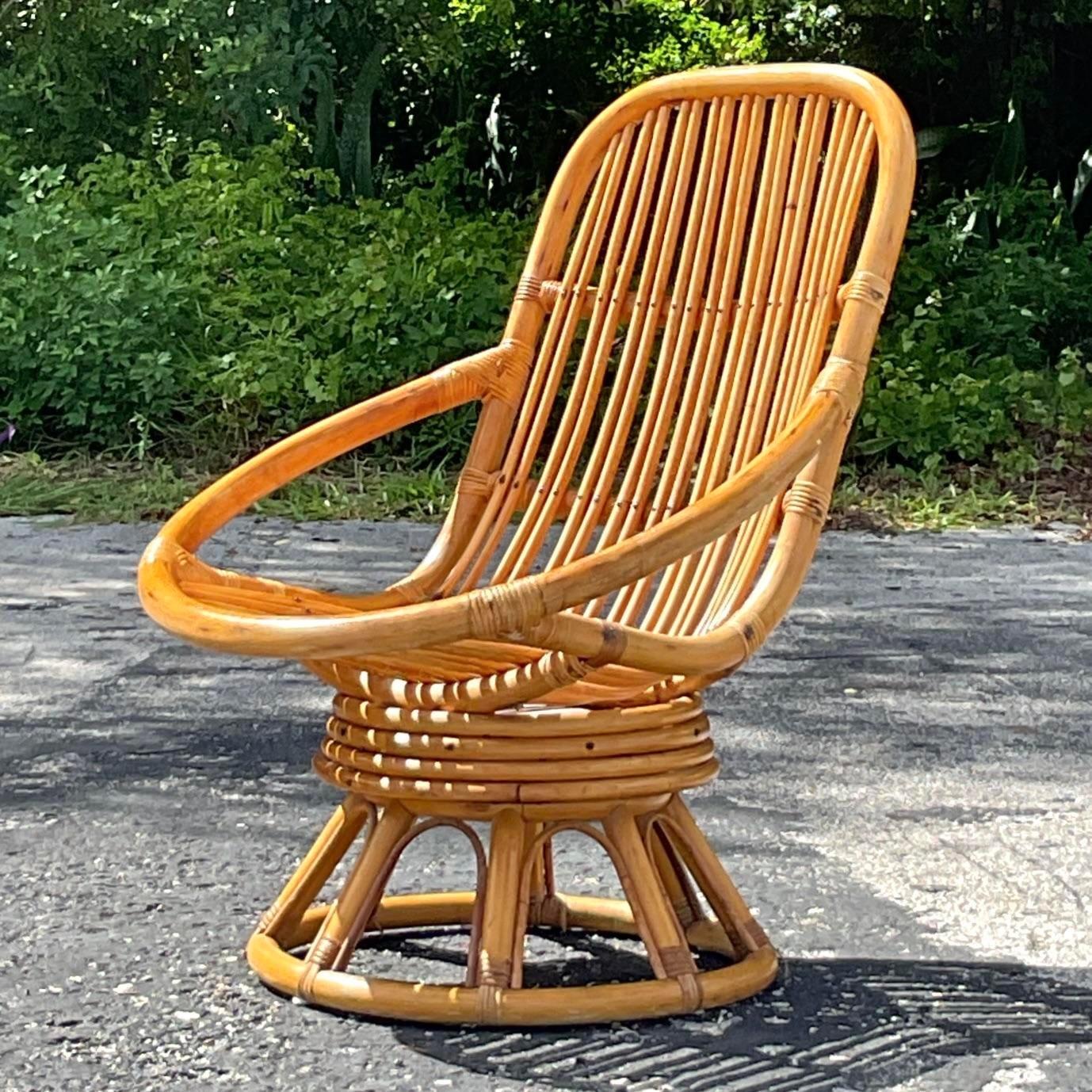 Vintage Coastal Rattan Swivel Lounge Chair (Philippinisch) im Angebot