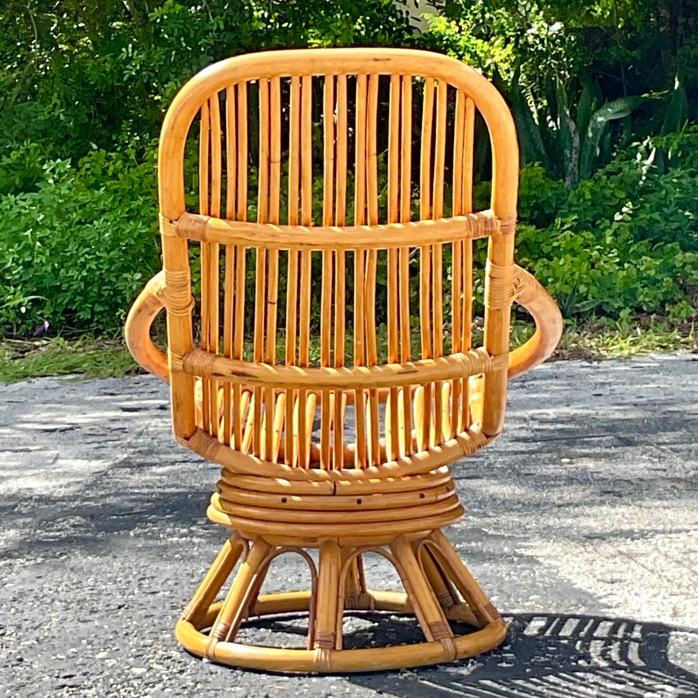 Vintage Coastal Rattan Swivel Lounge Chair im Zustand „Gut“ im Angebot in west palm beach, FL