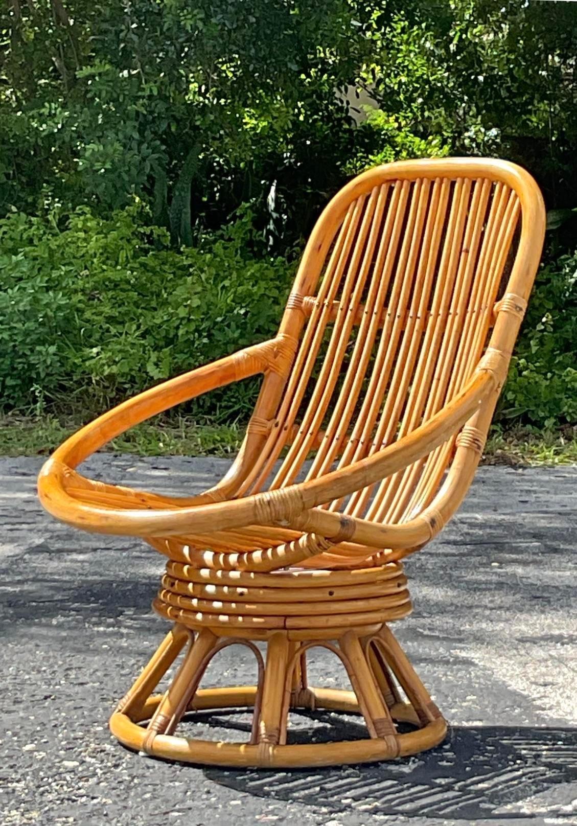 Vintage Coastal Rattan Swivel Lounge Chair (20. Jahrhundert) im Angebot