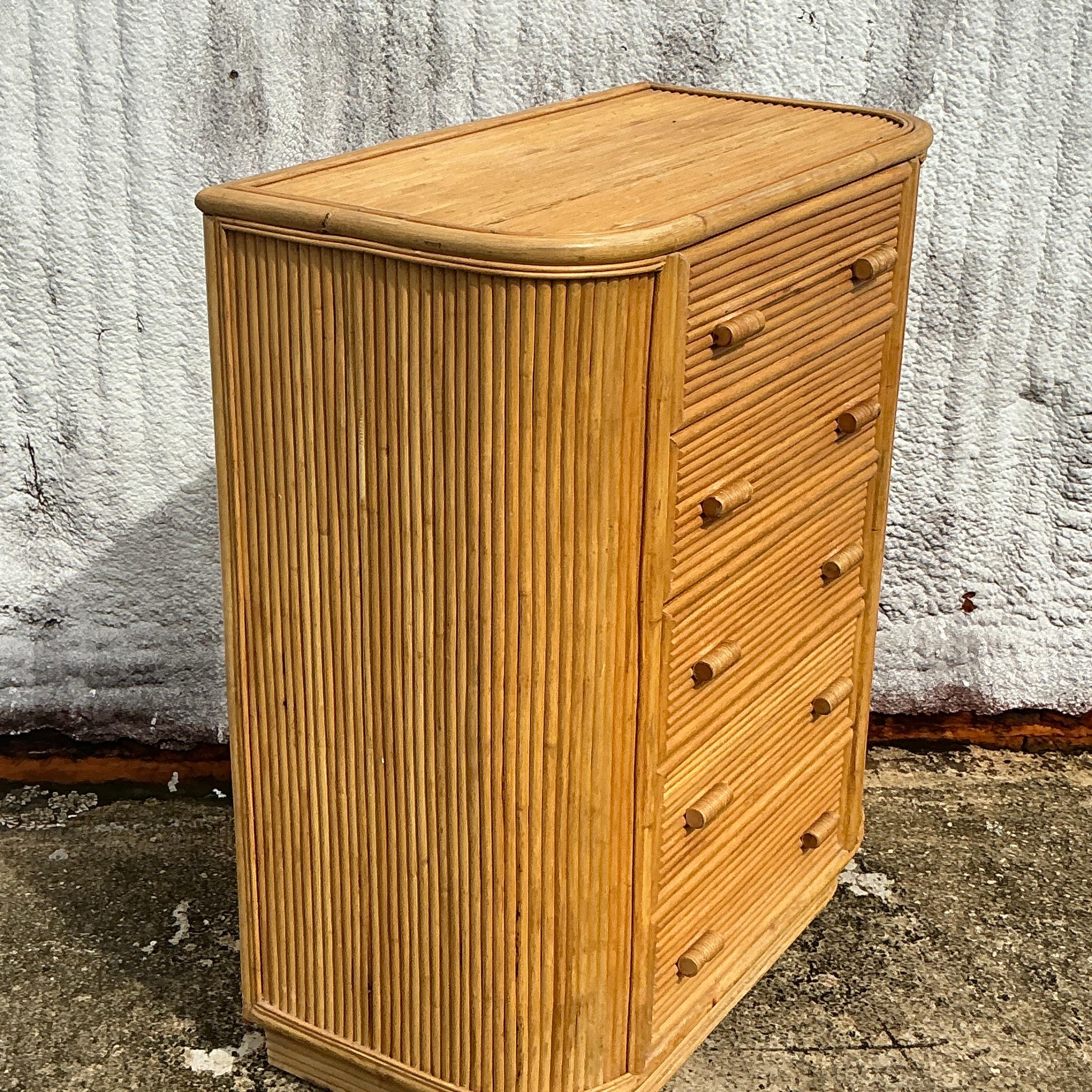 Aggiungi un tocco di fascino costiero al tuo spazio con questa cassettiera alta in rattan vintage. La sua trama naturale intrecciata e le sue linee pulite creano un'atmosfera rilassata e da spiaggia, offrendo allo stesso tempo un ampio spazio per i