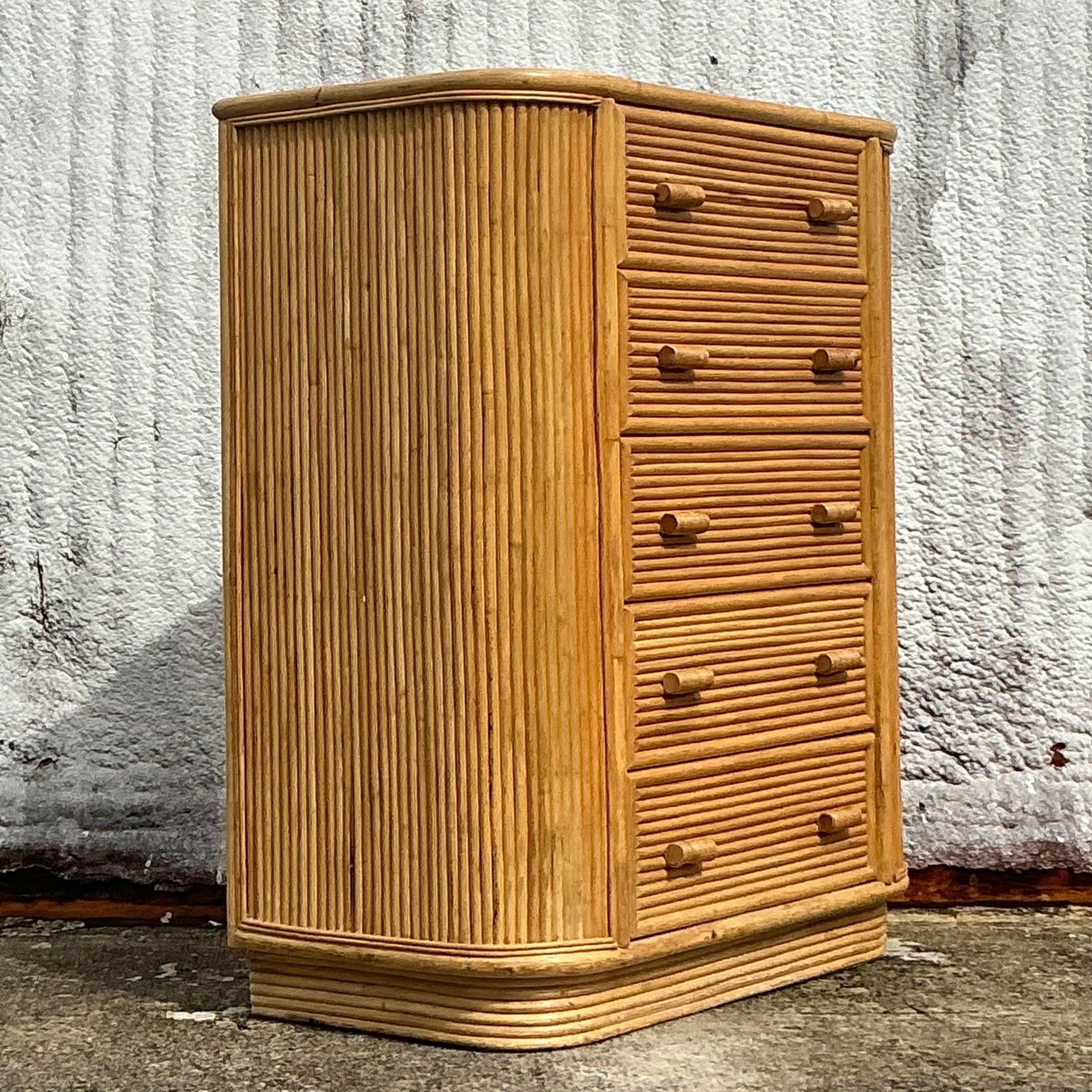 Cassettiera alta in rattan costiero vintage in vendita 1