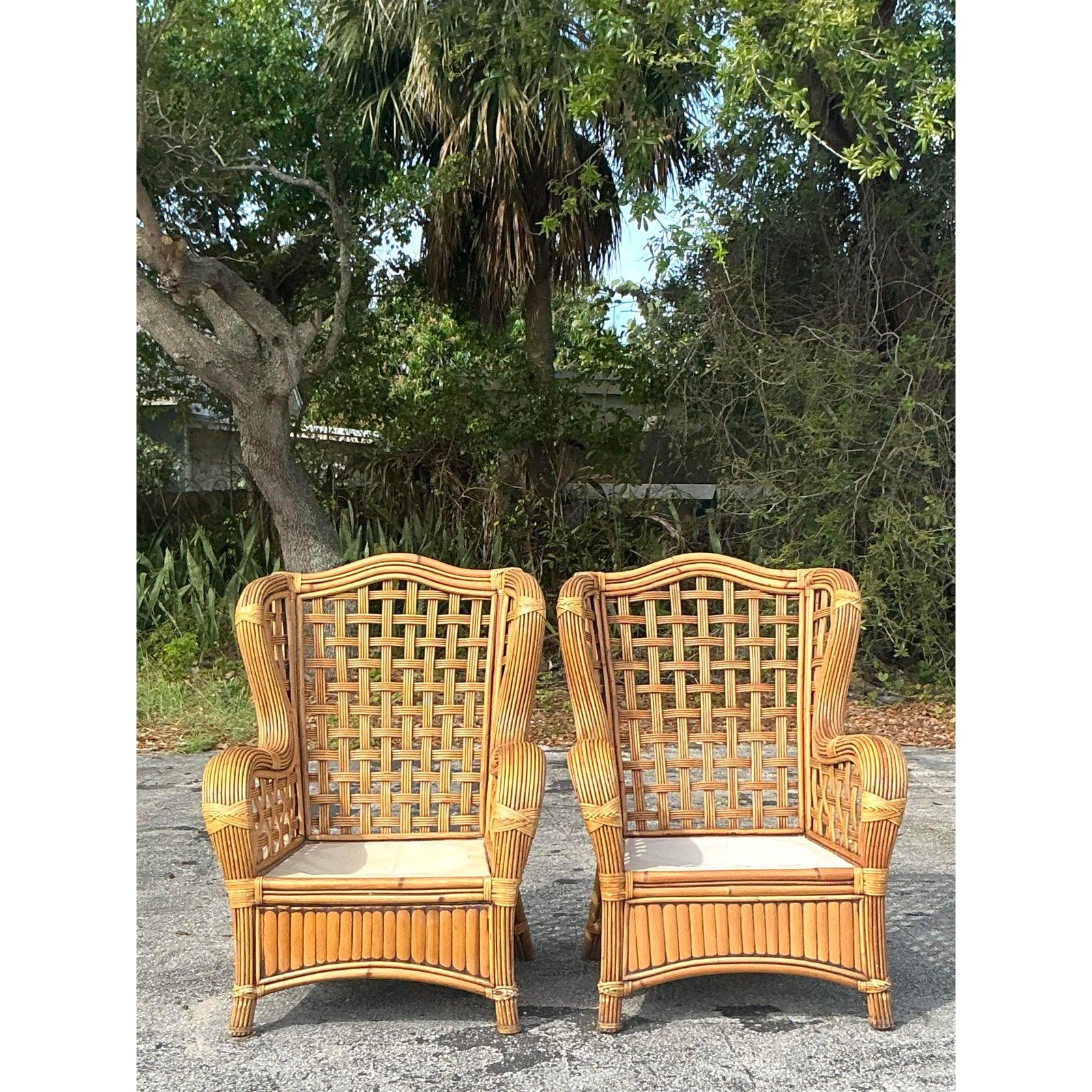 Vintage Coastal Rattan-Ohrensessel mit Ohrensesseln - ein Paar (20. Jahrhundert) im Angebot