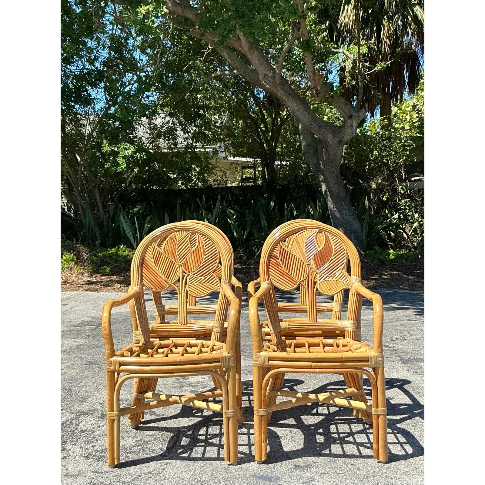Eleva il tuo spazio da pranzo con questo splendido set di quattro sedie da pranzo vintage in giunco costiero. Realizzate in rattan naturale, queste sedie presentano un intricato schienale a trama aperta con un sorprendente design di ispirazione