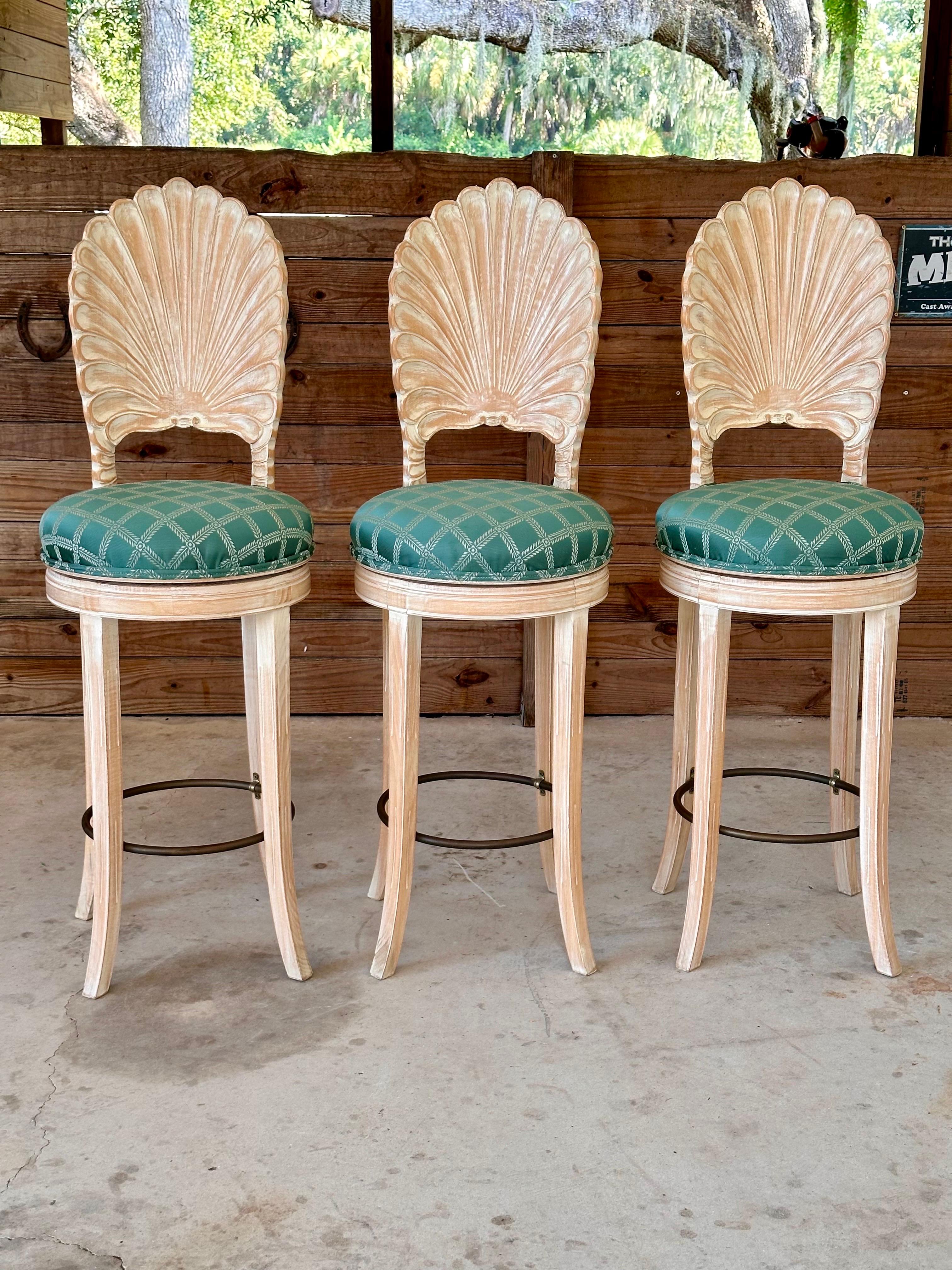Vintage Coastal Regency Cerused Carved Shell Scalloped Back Barstool's-Set von Th im Angebot 6