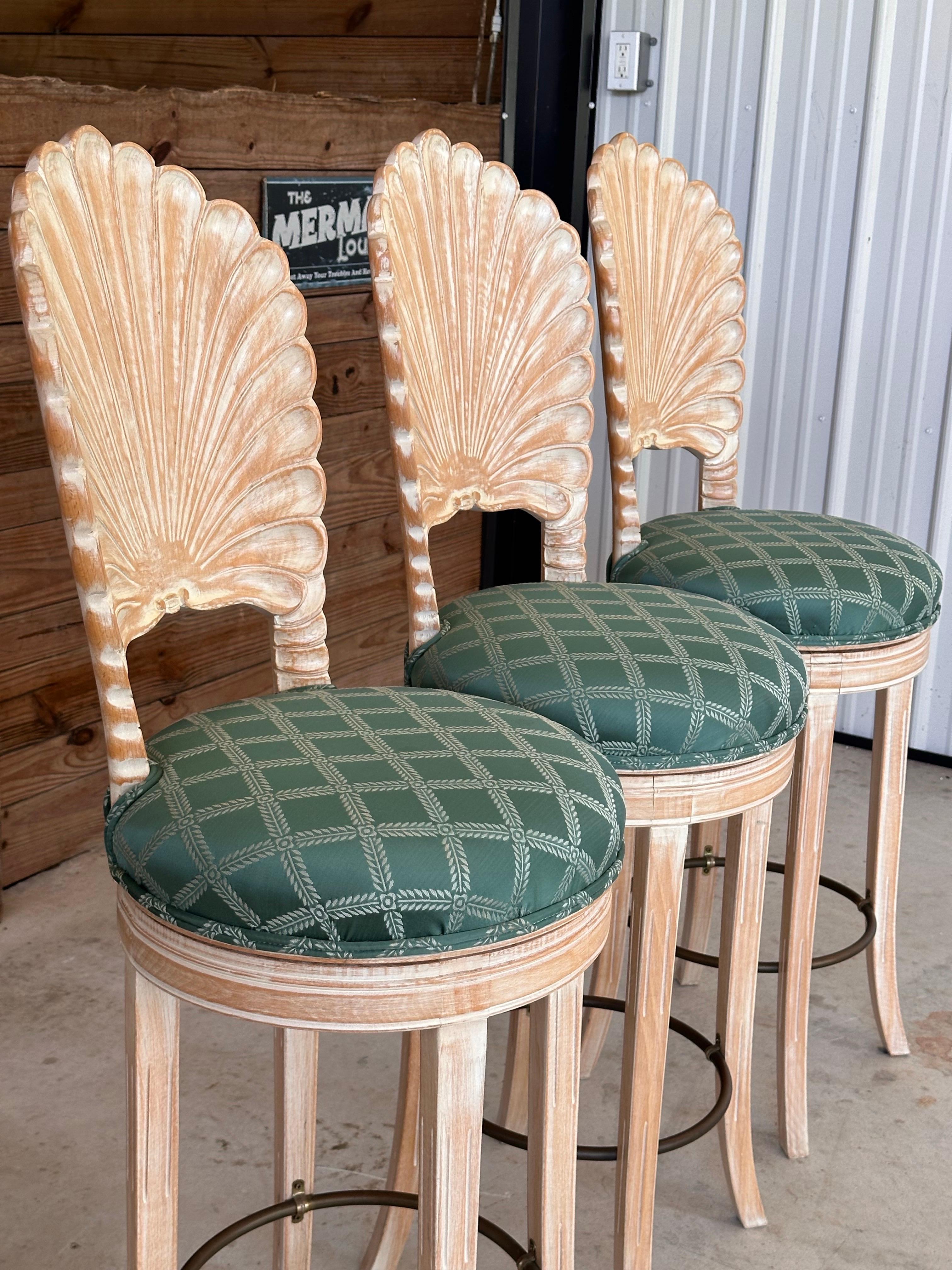 Vintage Coastal Regency Cerused Carved Shell Scalloped Back Barstool's-Set von Th im Angebot 7