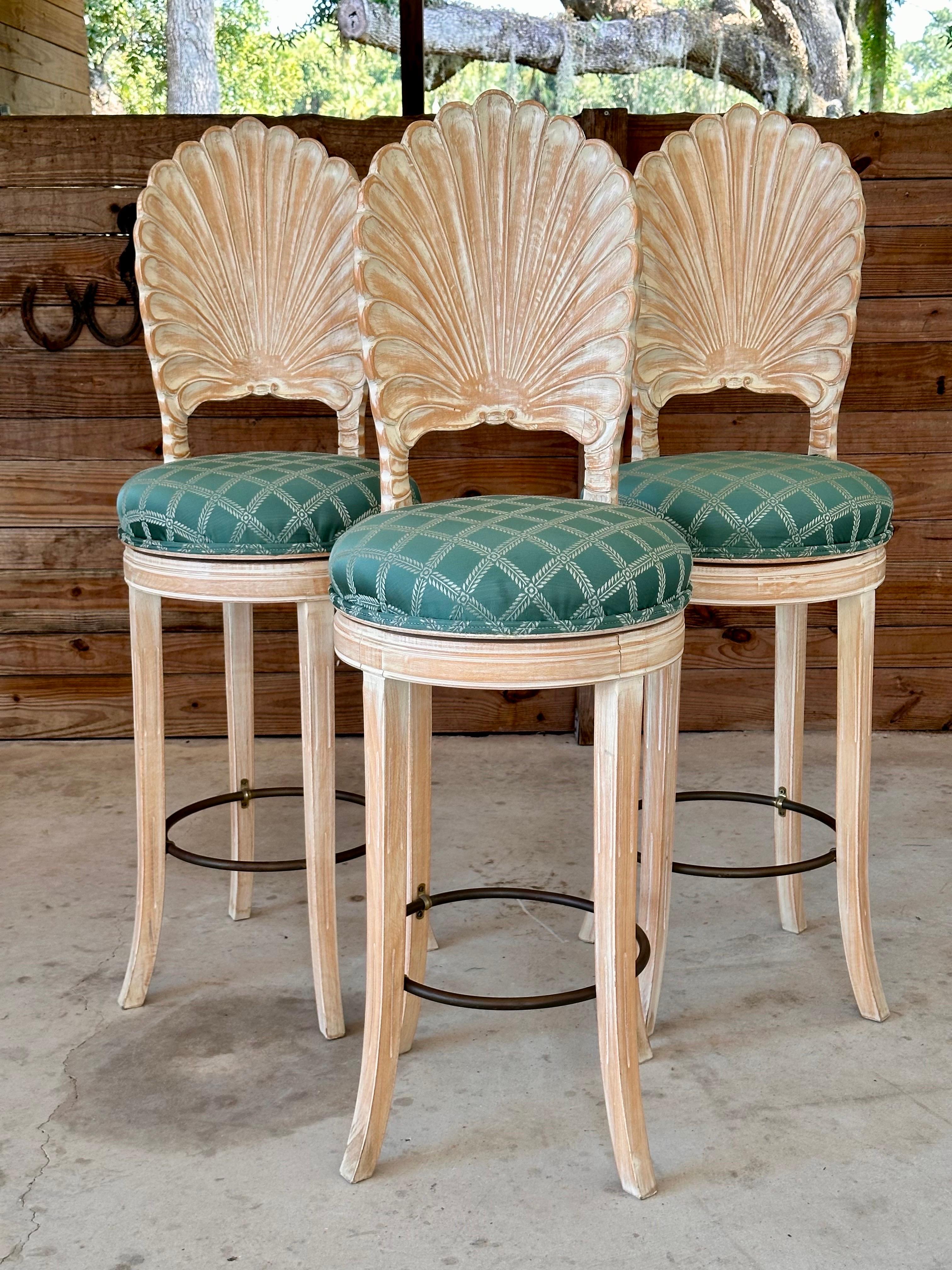 Vintage Coastal Regency Cerused Carved Shell Scalloped Back Barstool's-Set von Th im Angebot 8