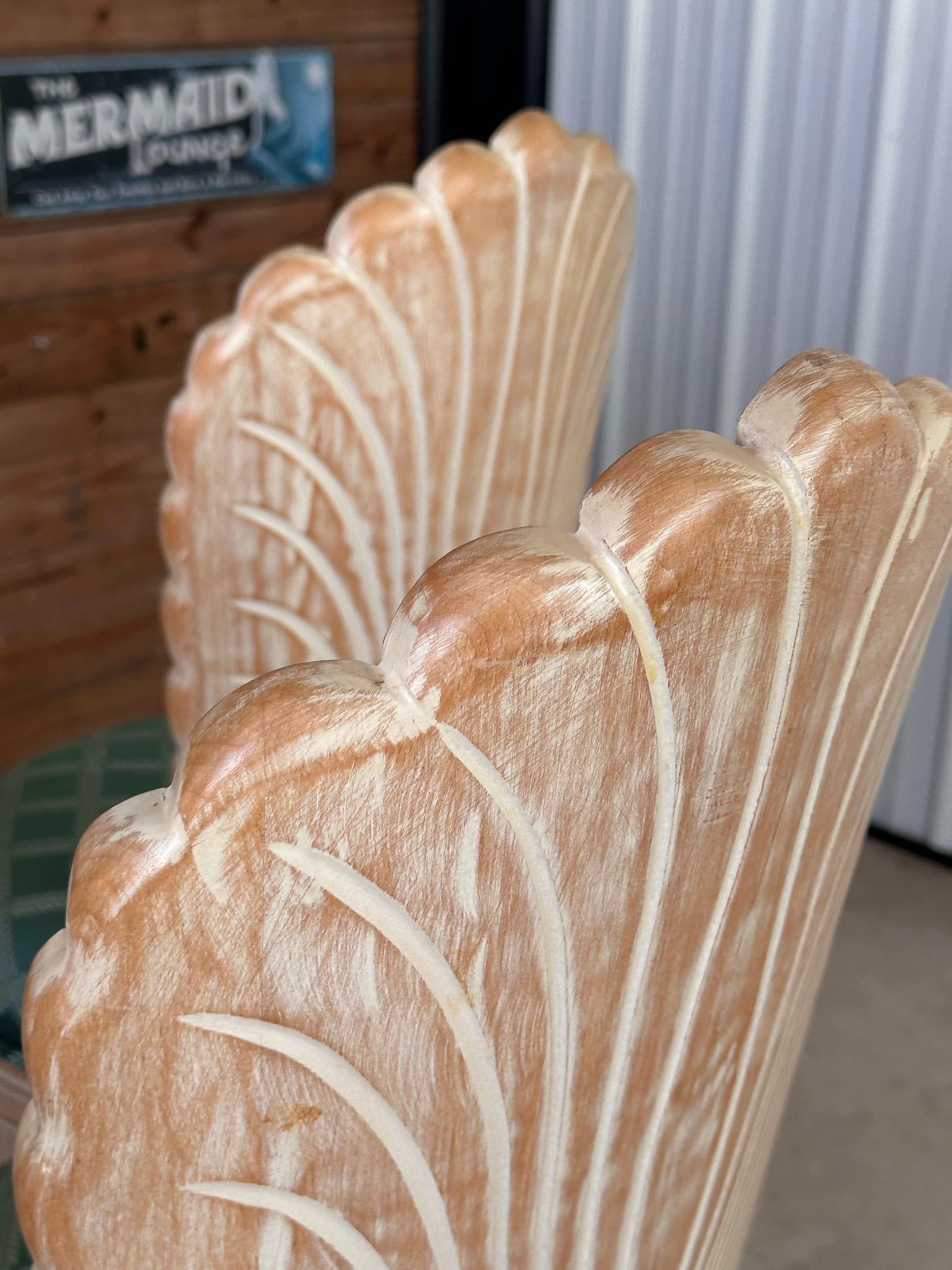 Verleihen Sie Ihrem Raum einen Hauch von Küsteneleganz mit diesem atemberaubenden Set aus drei Vintage-Barhockern. Jeder Hocker verfügt über eine exquisit geschnitzte Muschelrückenlehne, die an den opulenten venezianischen Grottenstil erinnert und