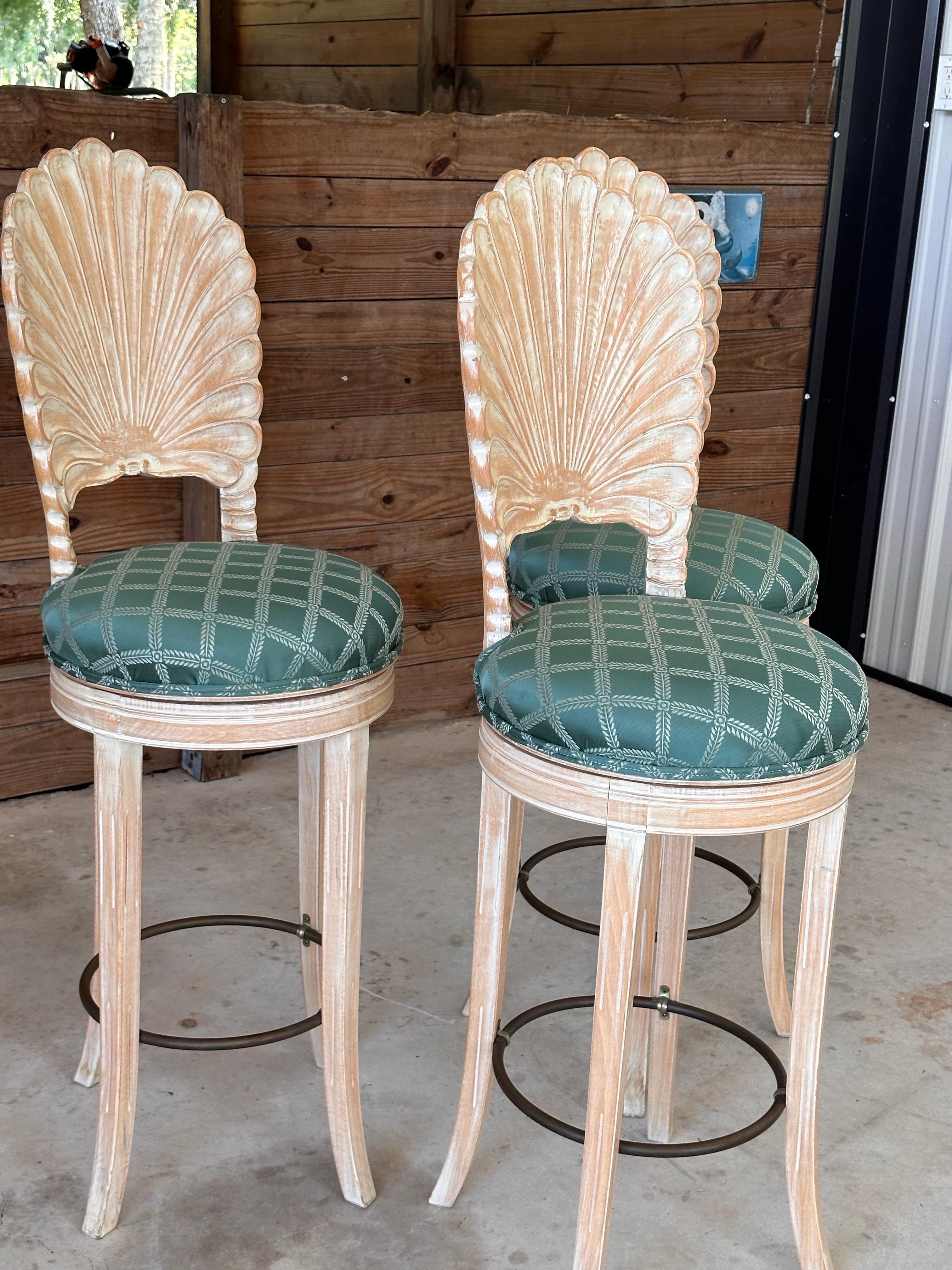 Vintage Coastal Regency Cerused Carved Shell Scalloped Back Barstool's-Set von Th im Zustand „Gut“ im Angebot in North Fort Myers, FL