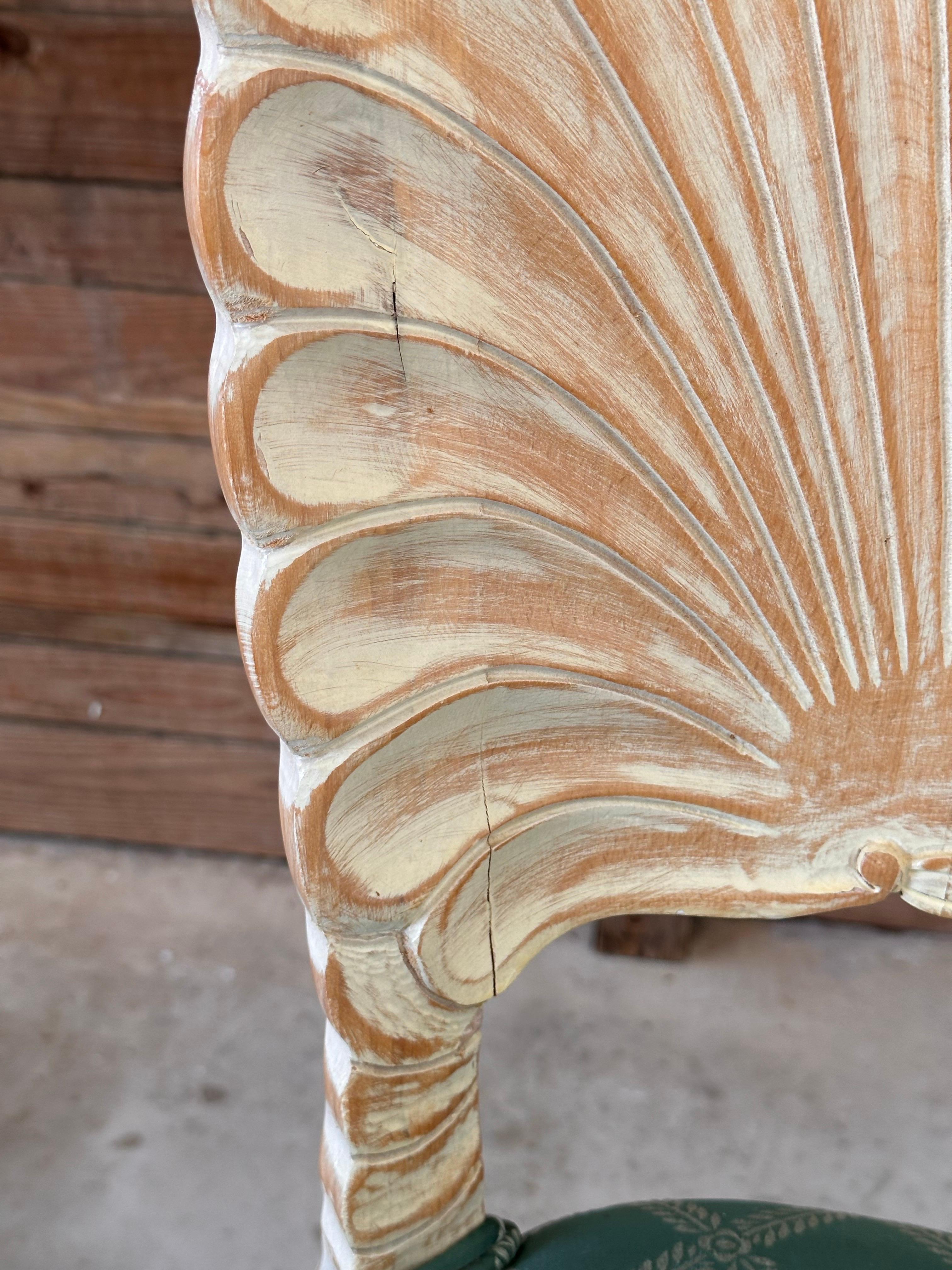 Vintage Coastal Regency Cerused Carved Shell Scalloped Back Barstool's-Set von Th (Ende des 20. Jahrhunderts) im Angebot