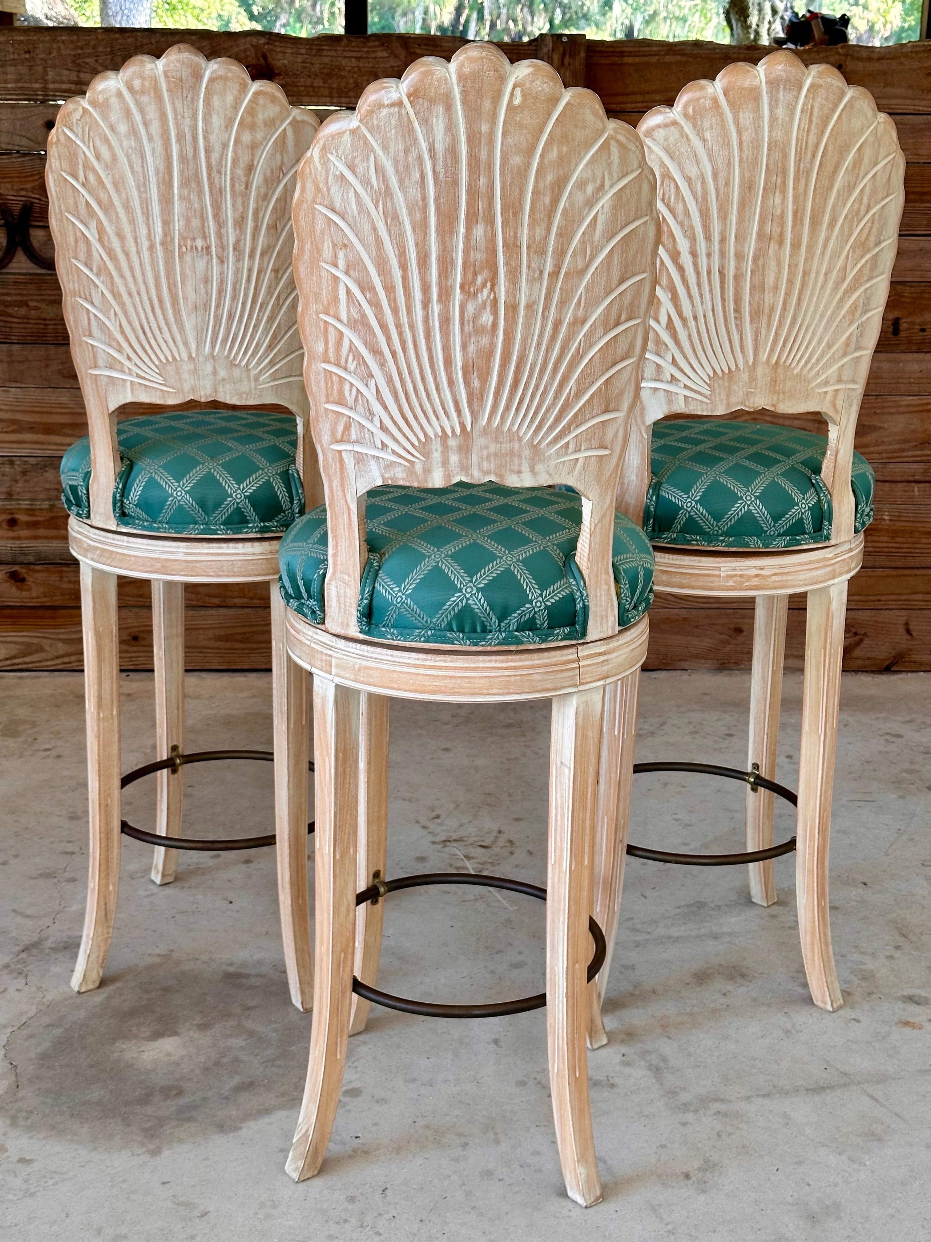 Vintage Coastal Regency Cerused Carved Shell Scalloped Back Barstool's-Set von Th (Holz) im Angebot