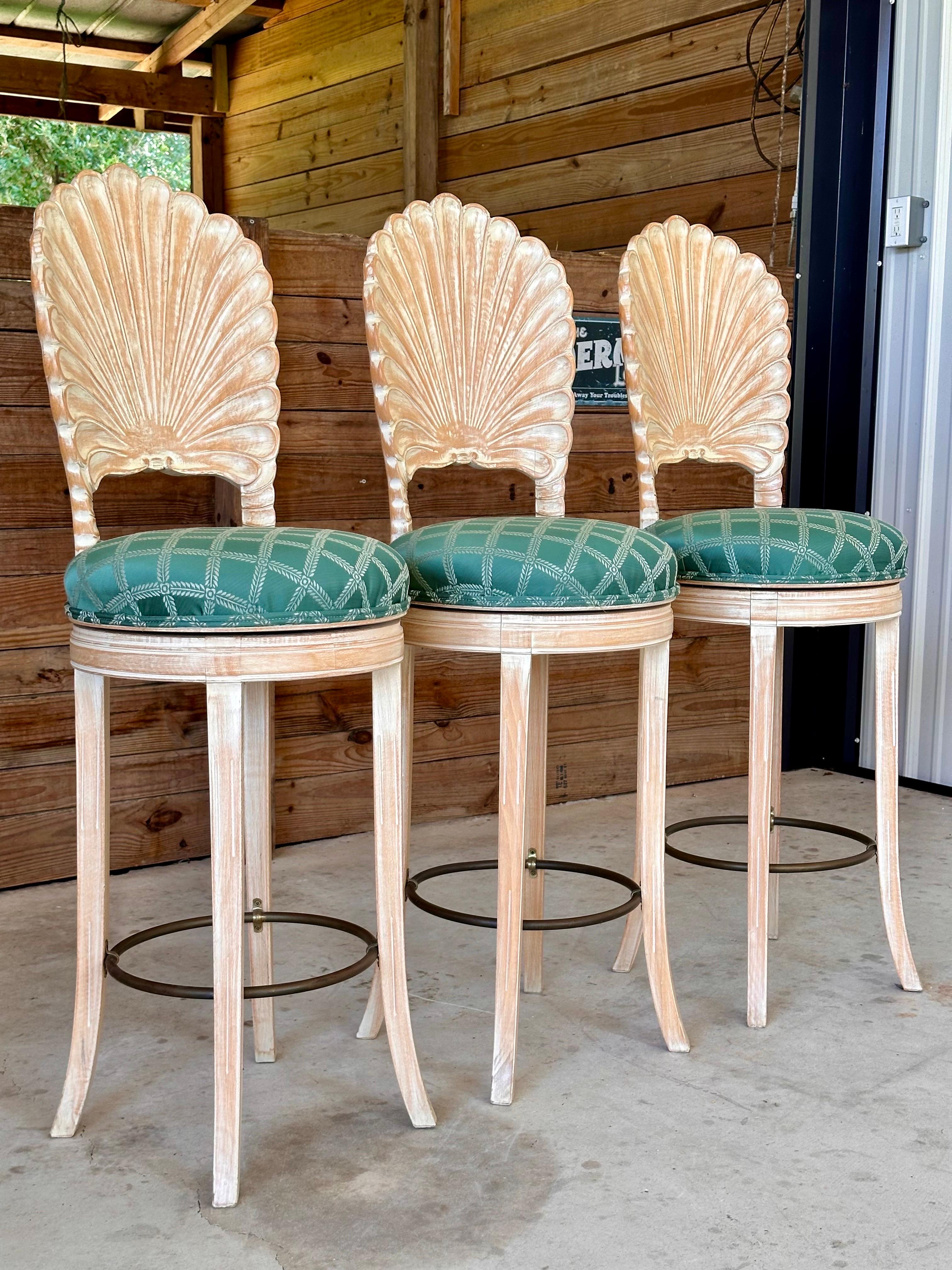 Vintage Coastal Regency Cerused Carved Shell Scalloped Back Barstool's-Set von Th im Angebot 1
